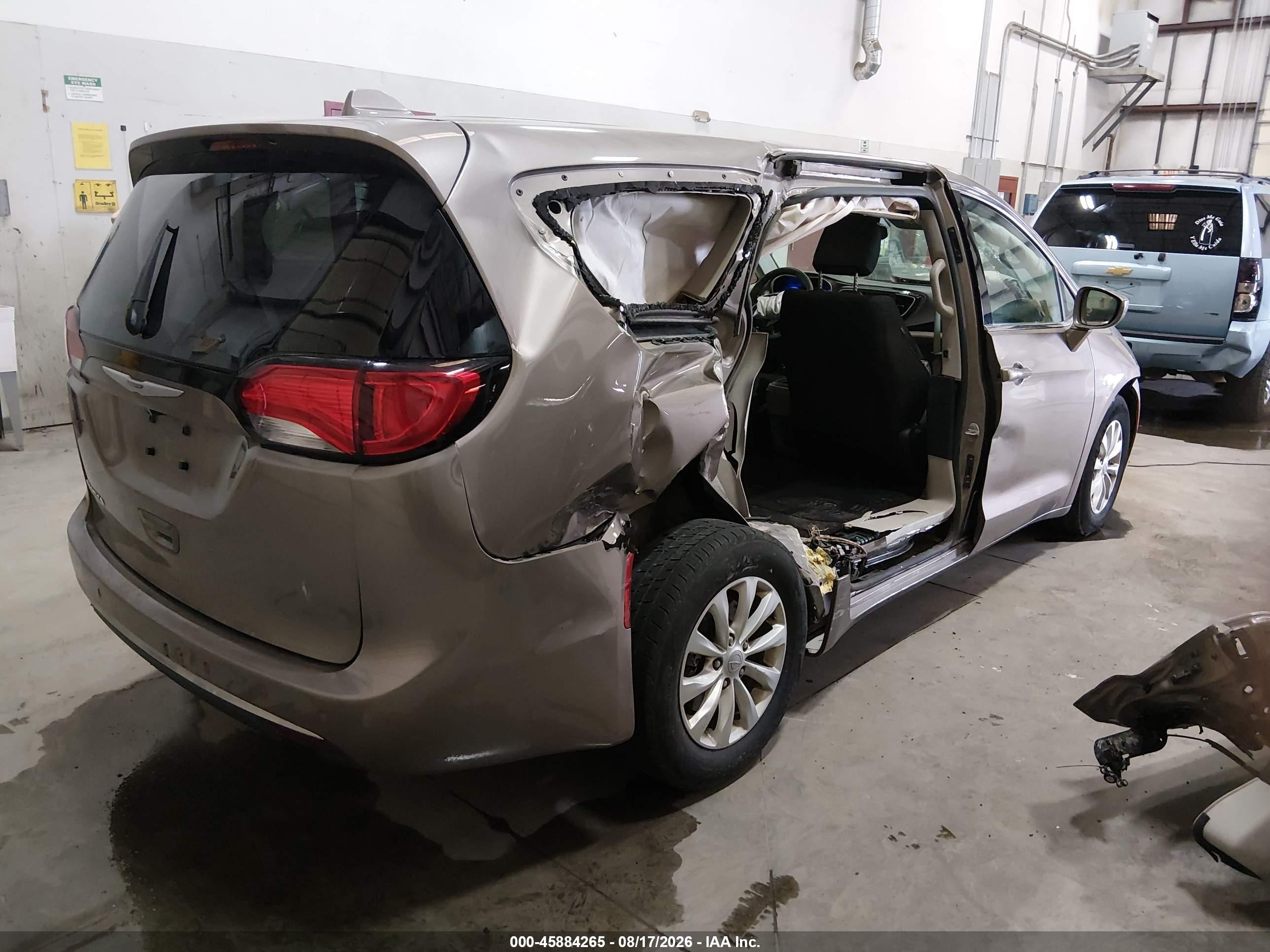 2018 Chrysler Pacifica Touring Plus Beige vin: 2C4RC1FG6JR116108
