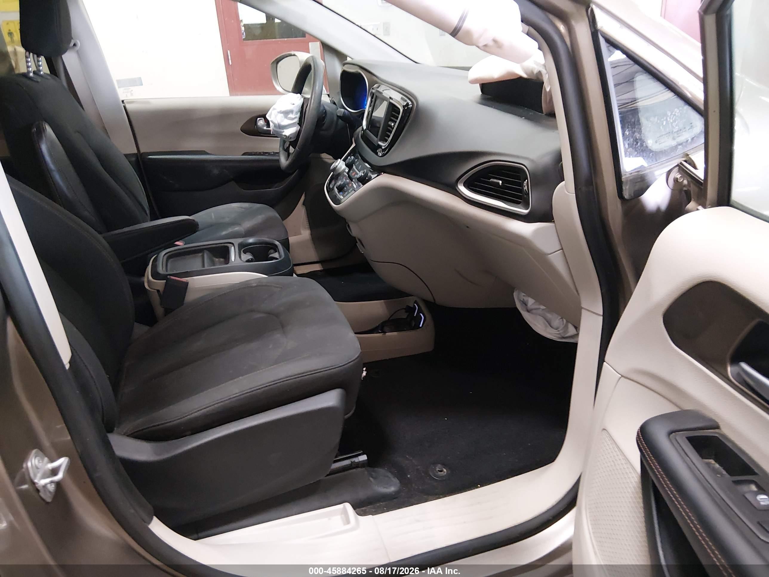 2018 Chrysler Pacifica Touring Plus Beige vin: 2C4RC1FG6JR116108