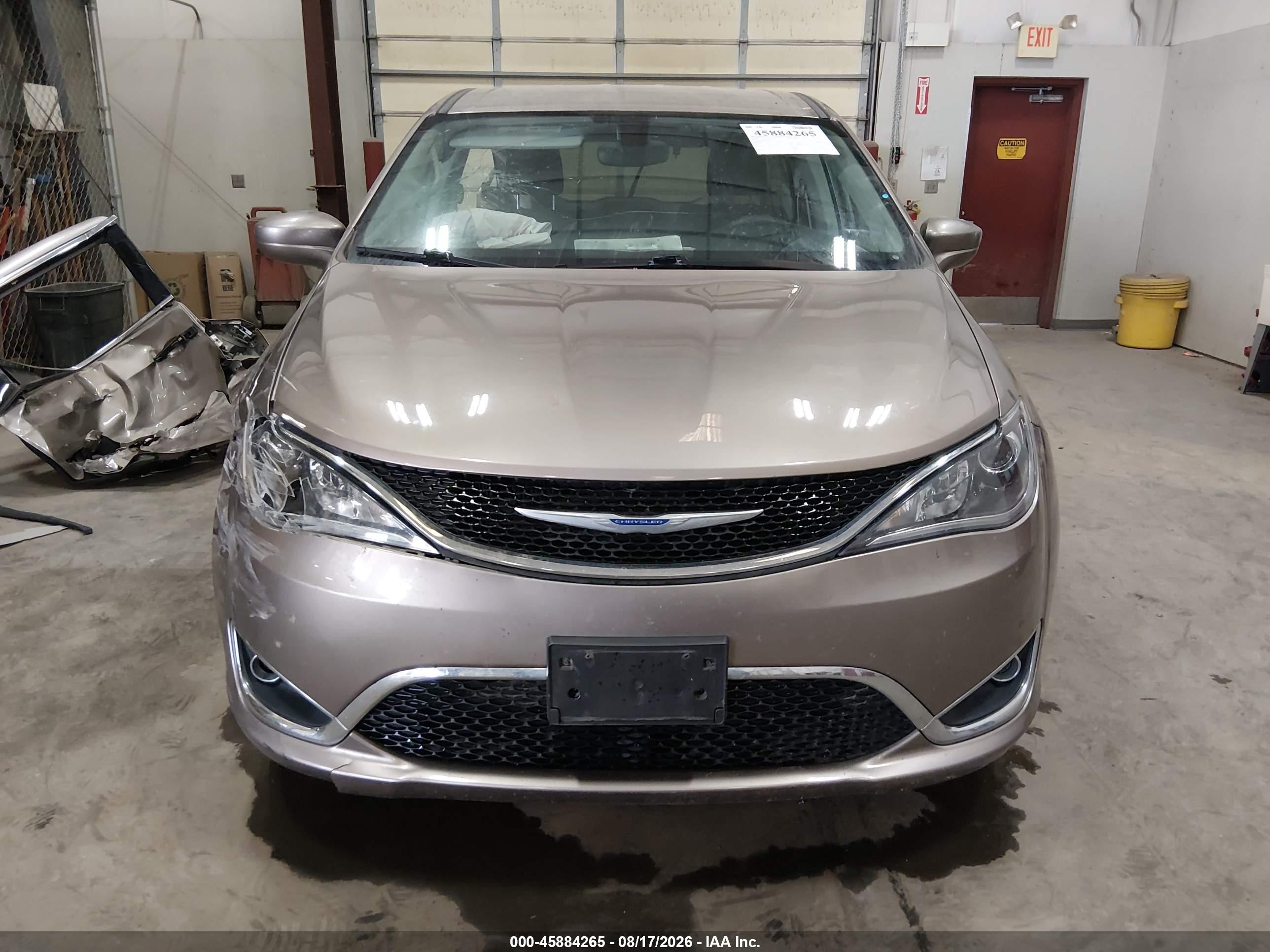 2018 Chrysler Pacifica Touring Plus Beige vin: 2C4RC1FG6JR116108