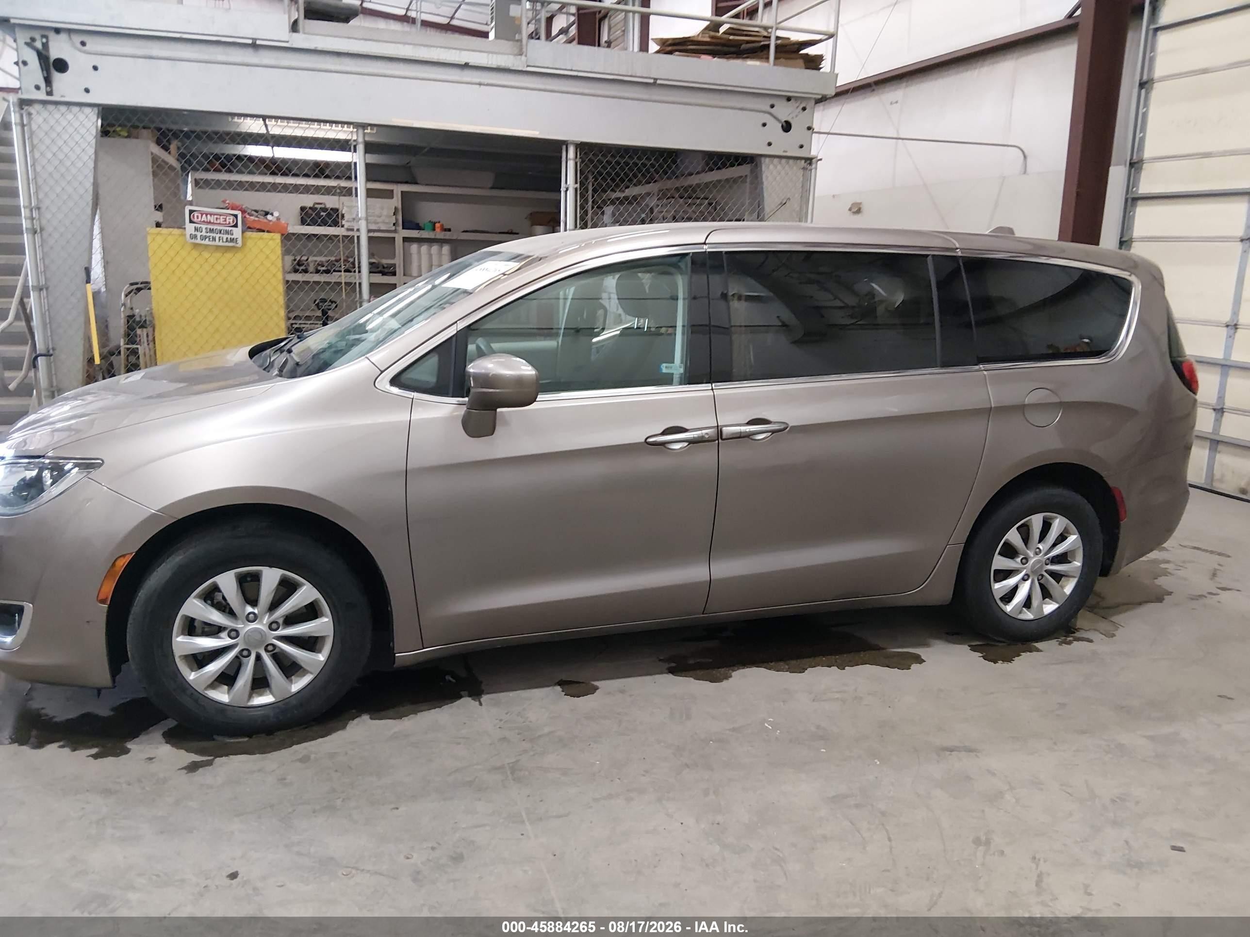 2018 Chrysler Pacifica Touring Plus Beige vin: 2C4RC1FG6JR116108