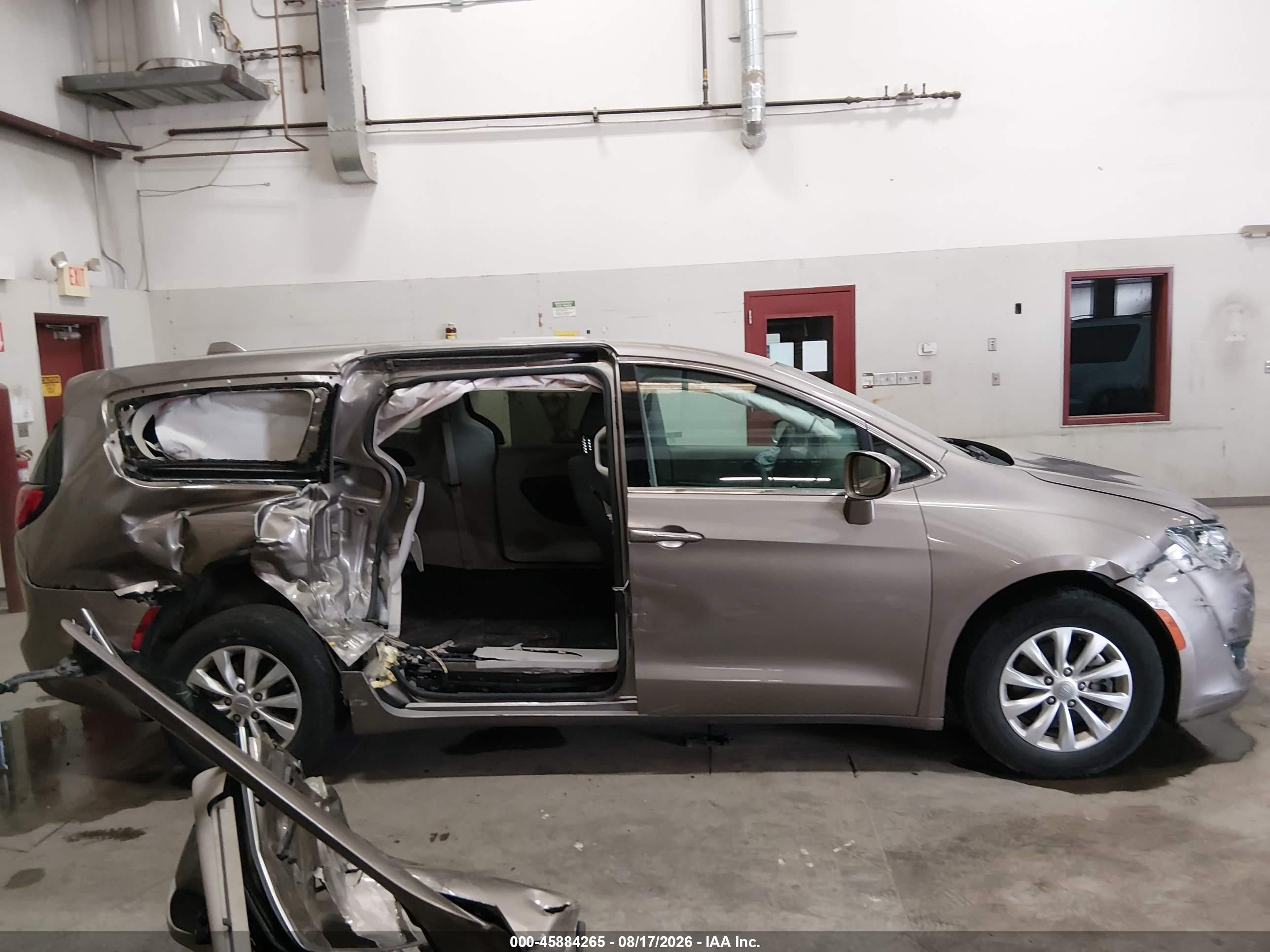 2018 Chrysler Pacifica Touring Plus Beige vin: 2C4RC1FG6JR116108