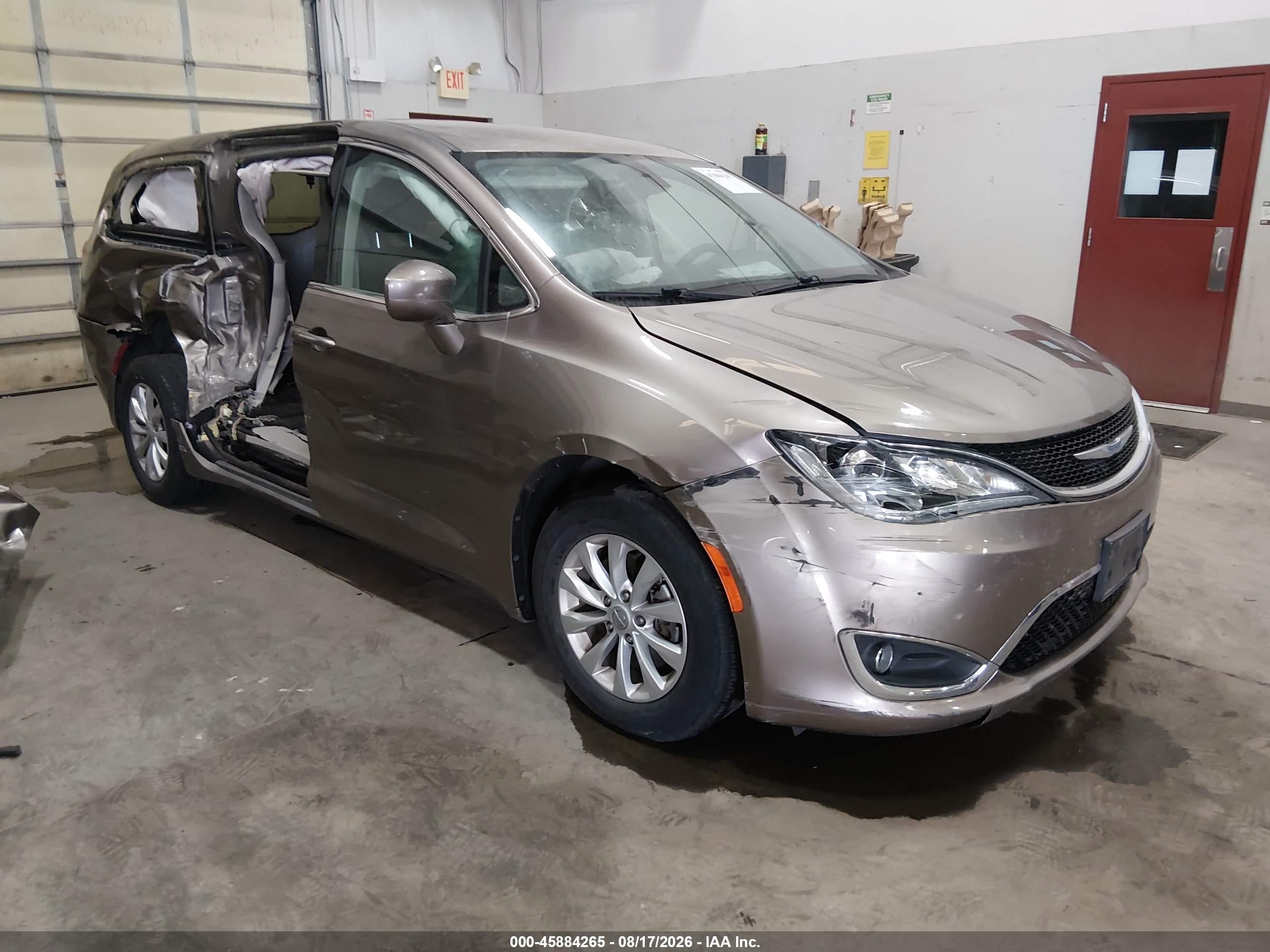 2018 Chrysler Pacifica Touring Plus Beige vin: 2C4RC1FG6JR116108