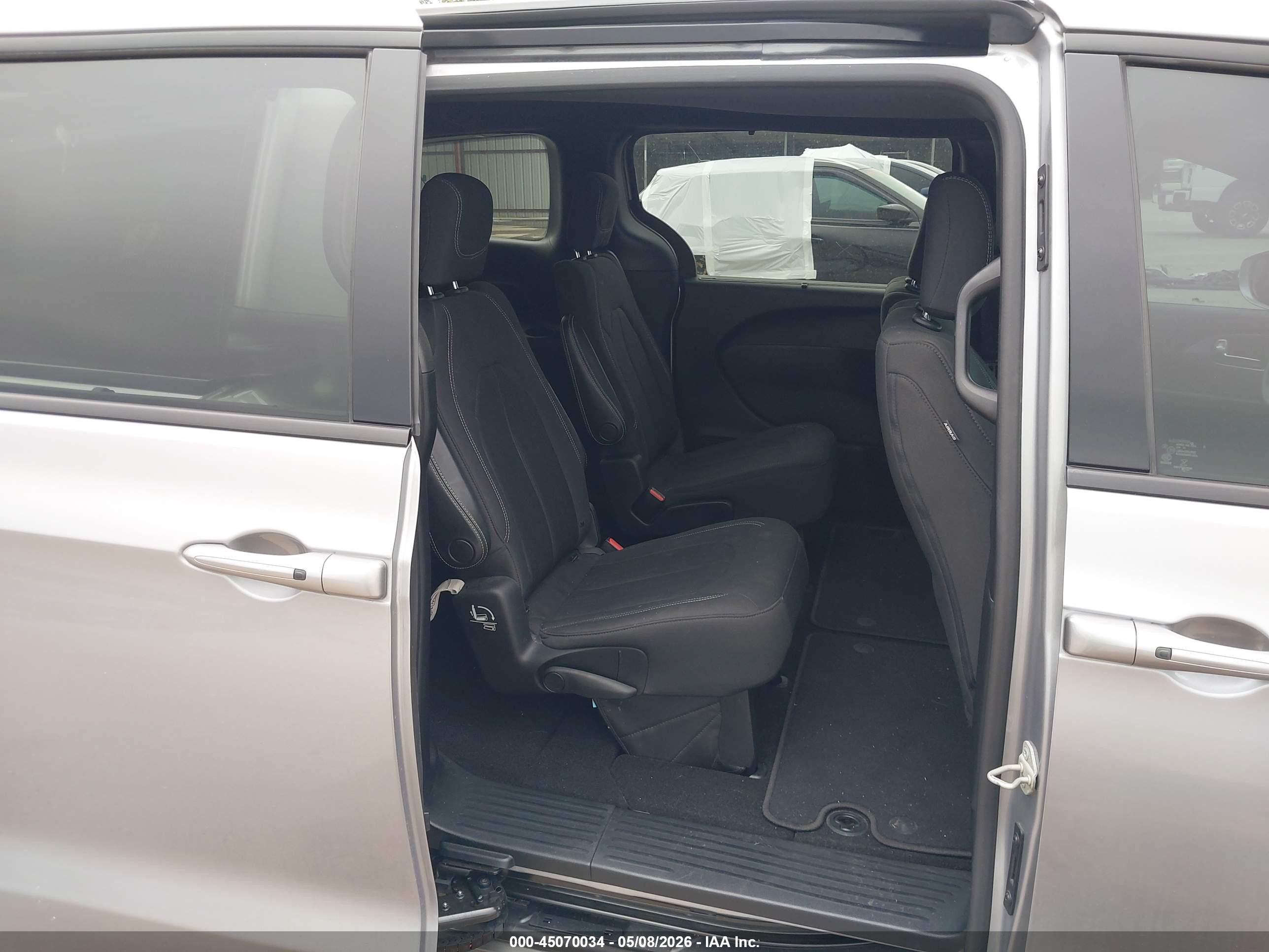 2019 Chrysler Pacifica Touring Plus Silver vin: 2C4RC1FG6KR593798