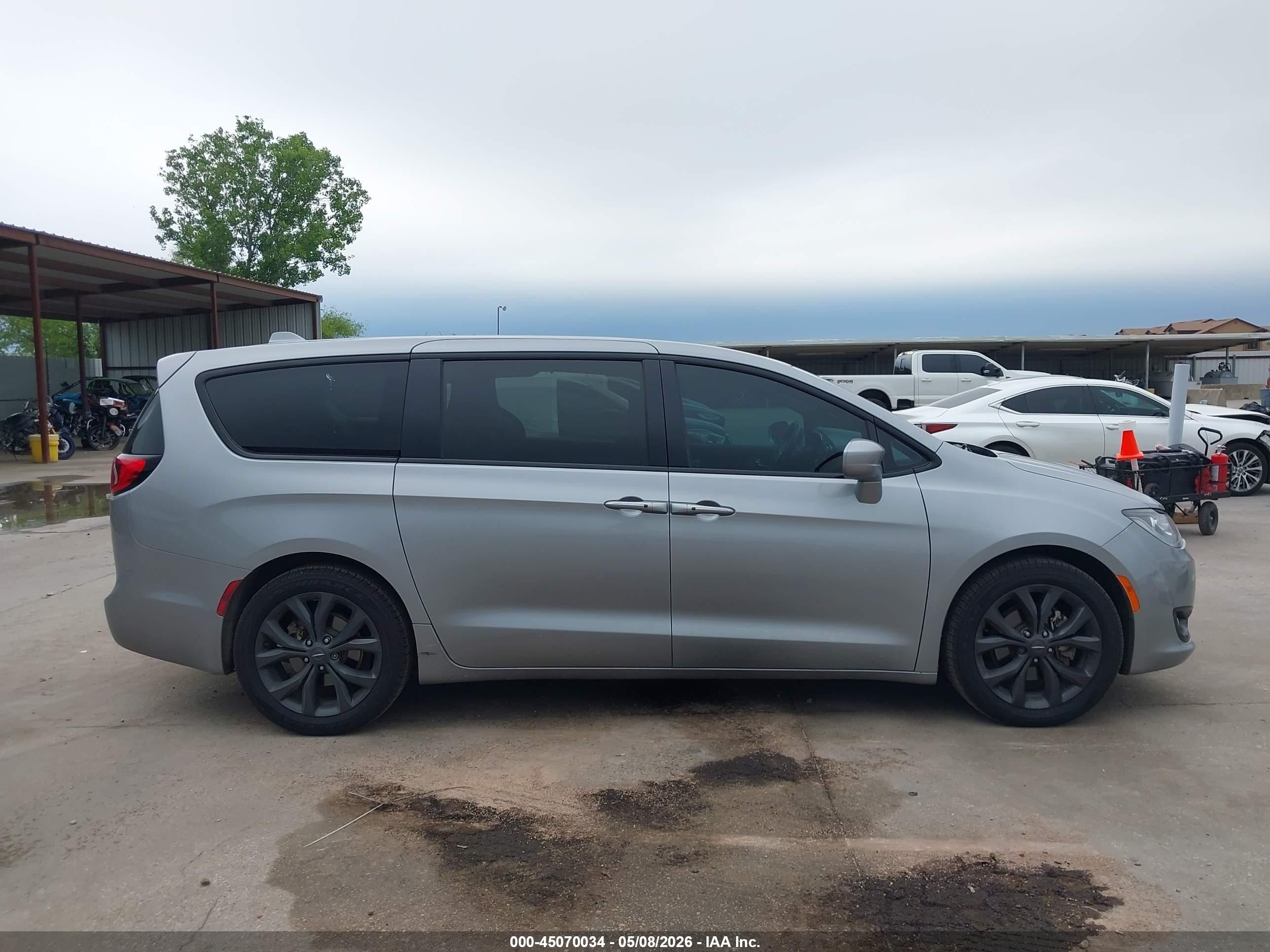 2019 Chrysler Pacifica Touring Plus Silver vin: 2C4RC1FG6KR593798