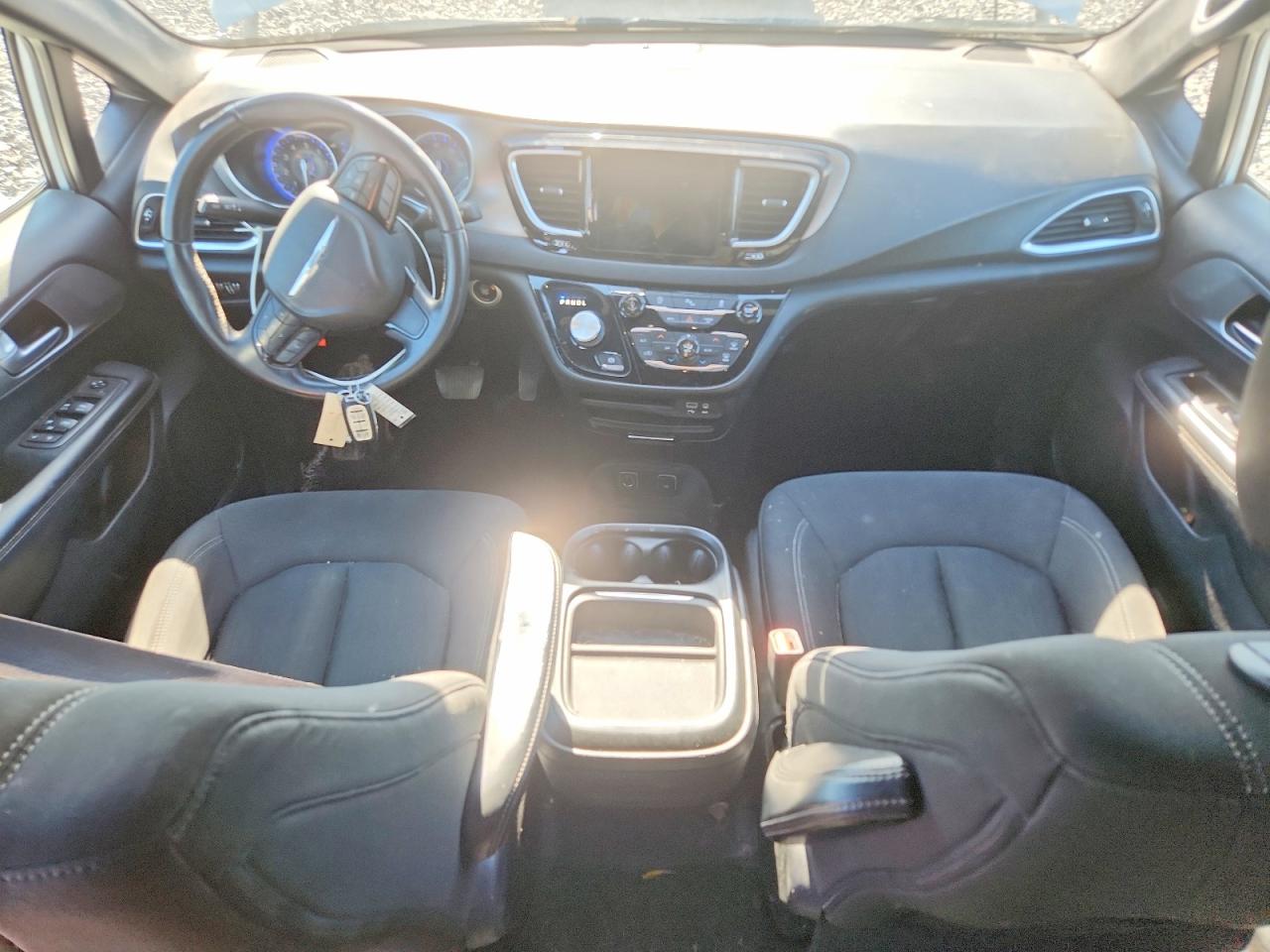 2018 Chrysler Pacifica Touring Plus White vin: 2C4RC1FG7JR365727