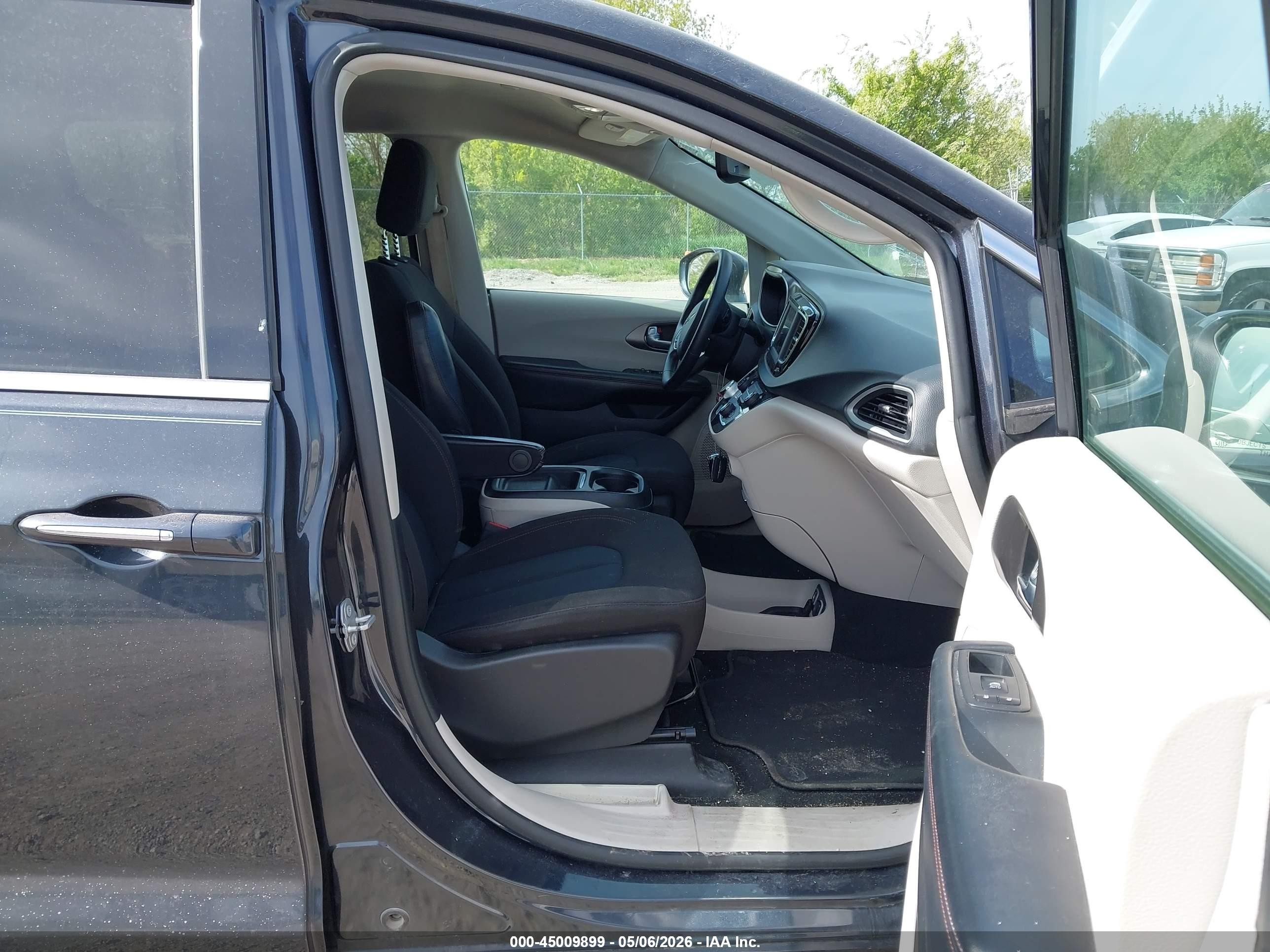 2020 Chrysler Pacifica Touring Gray vin: 2C4RC1FG7LR216995