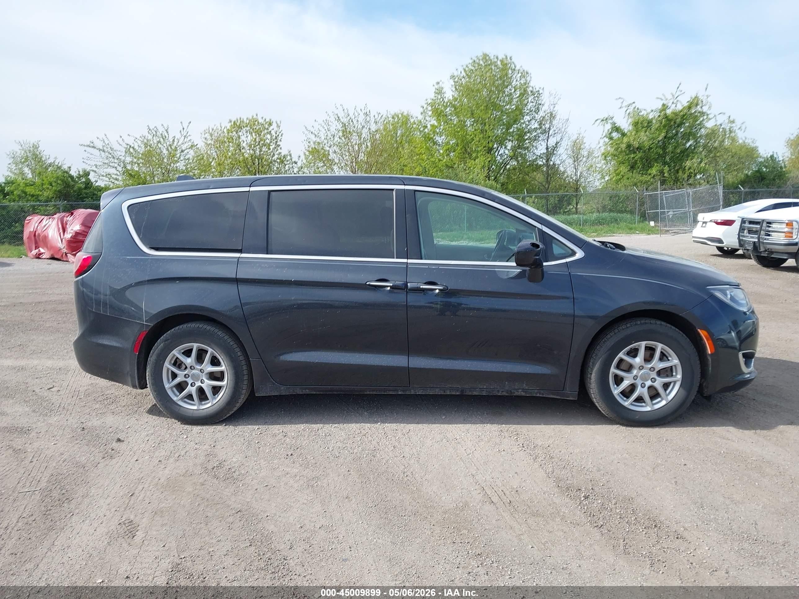 2020 Chrysler Pacifica Touring Gray vin: 2C4RC1FG7LR216995