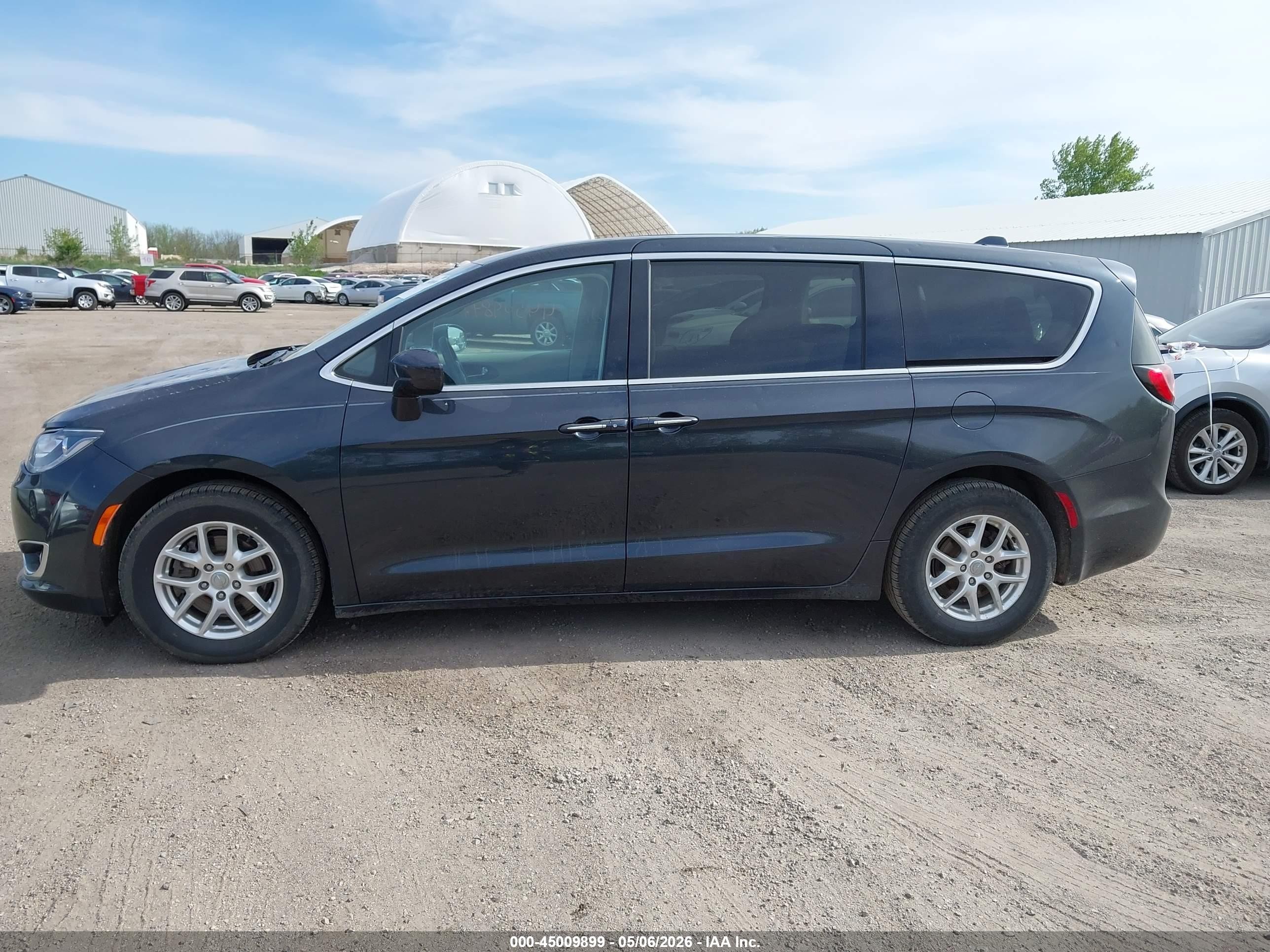 2020 Chrysler Pacifica Touring Gray vin: 2C4RC1FG7LR216995