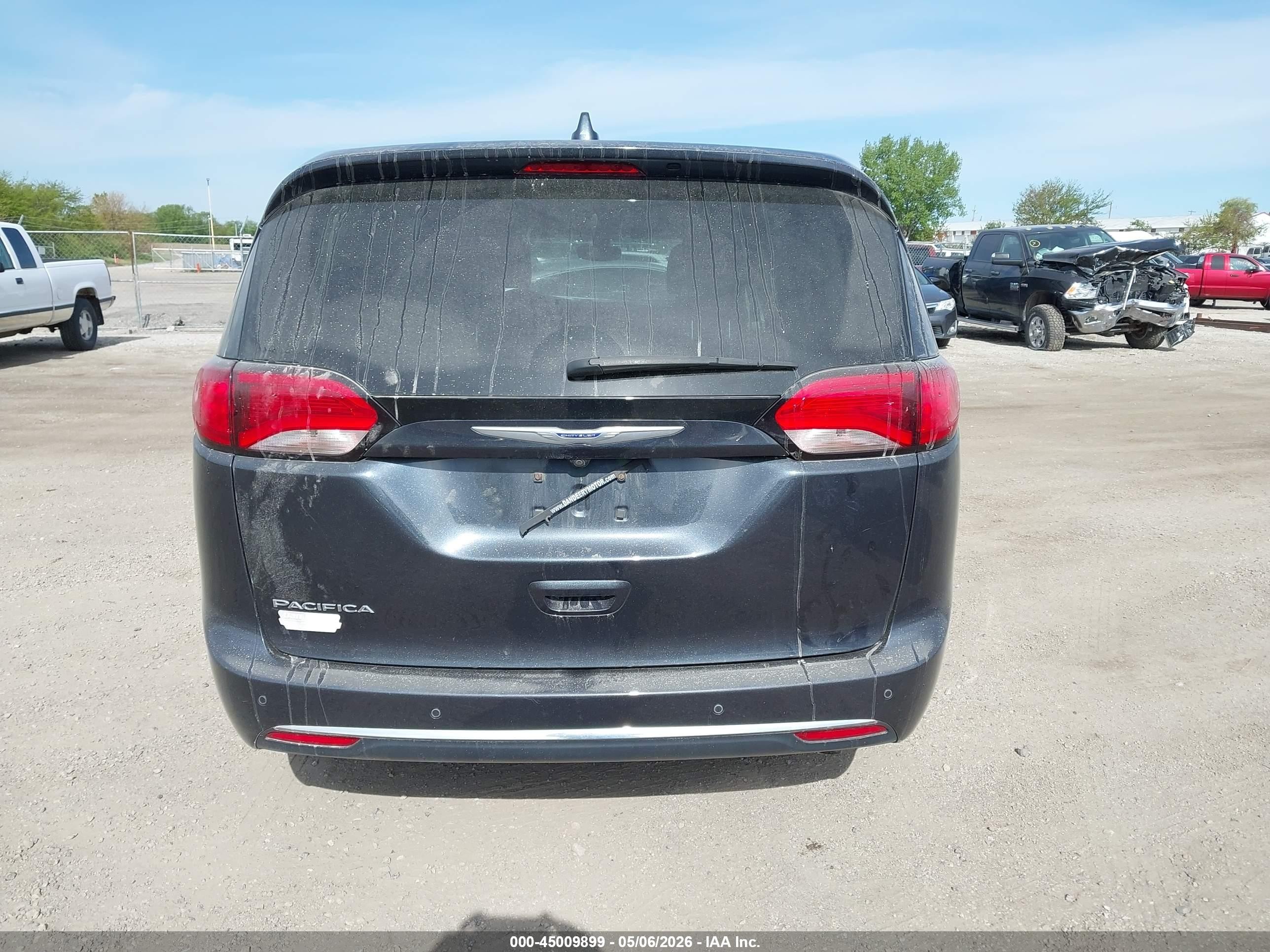 2020 Chrysler Pacifica Touring Gray vin: 2C4RC1FG7LR216995
