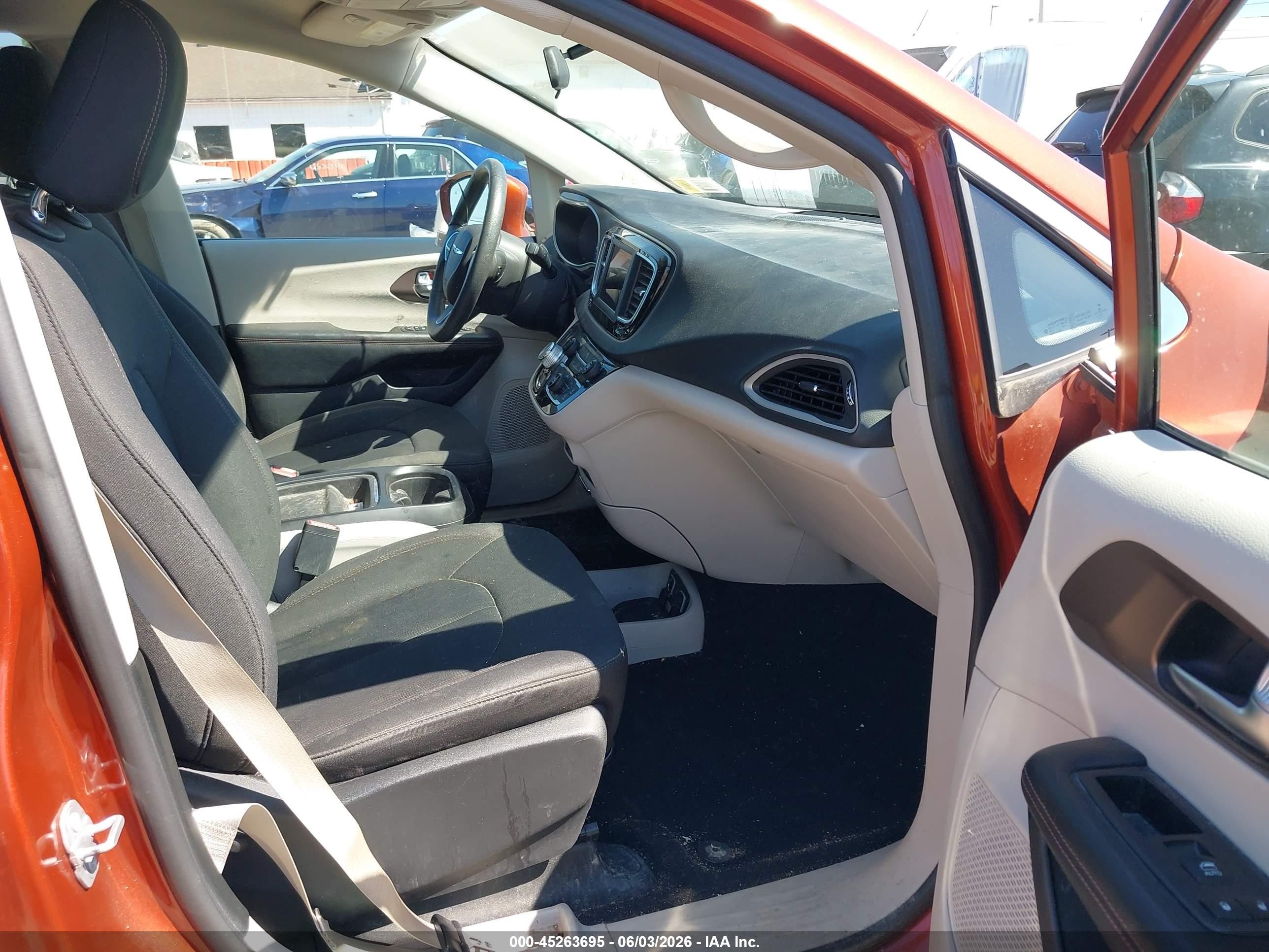 2018 Chrysler Pacifica Touring Plus Orange vin: 2C4RC1FG8JR350458