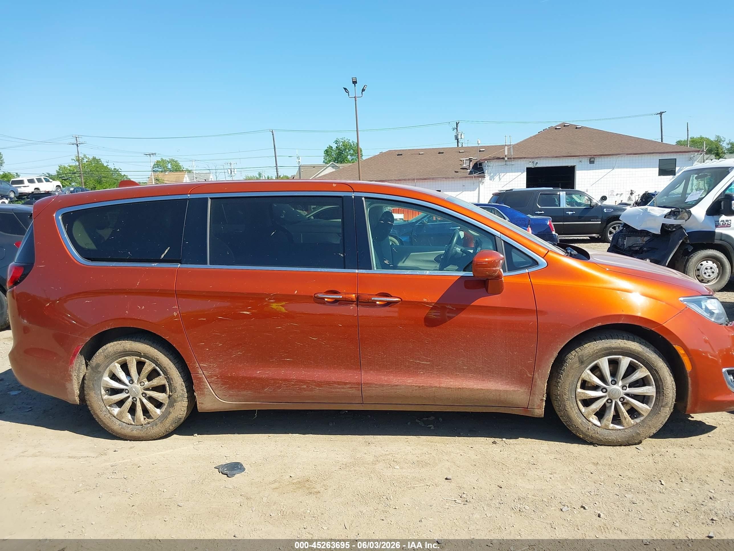 2018 Chrysler Pacifica Touring Plus Orange vin: 2C4RC1FG8JR350458