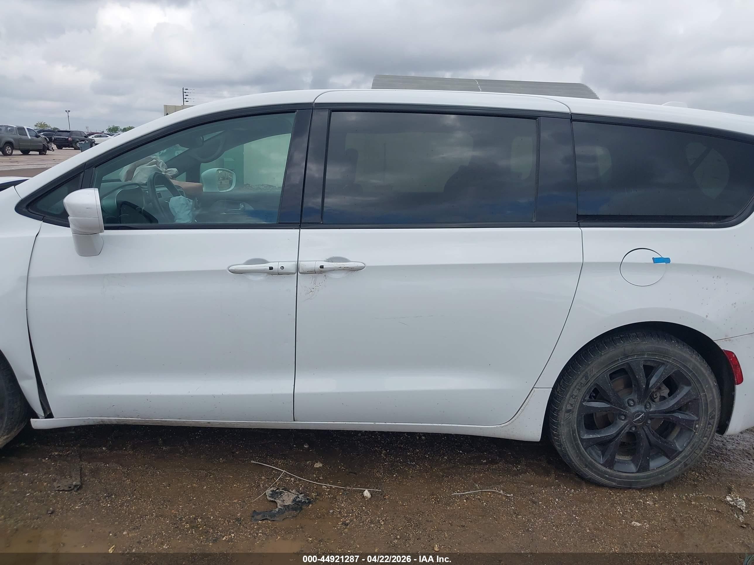 2019 Chrysler Pacifica Touring Plus White vin: 2C4RC1FG9KR593603