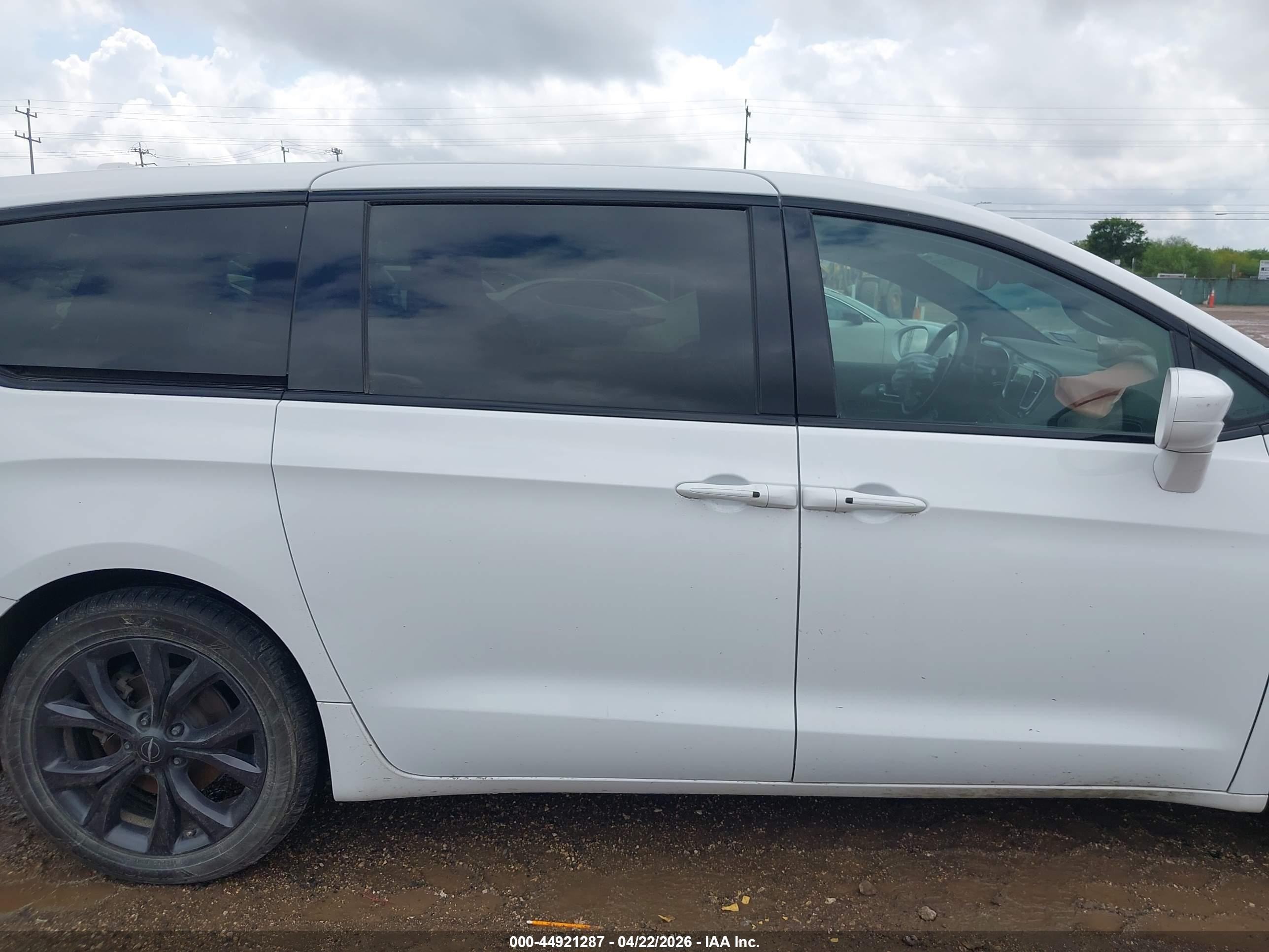 2019 Chrysler Pacifica Touring Plus White vin: 2C4RC1FG9KR593603