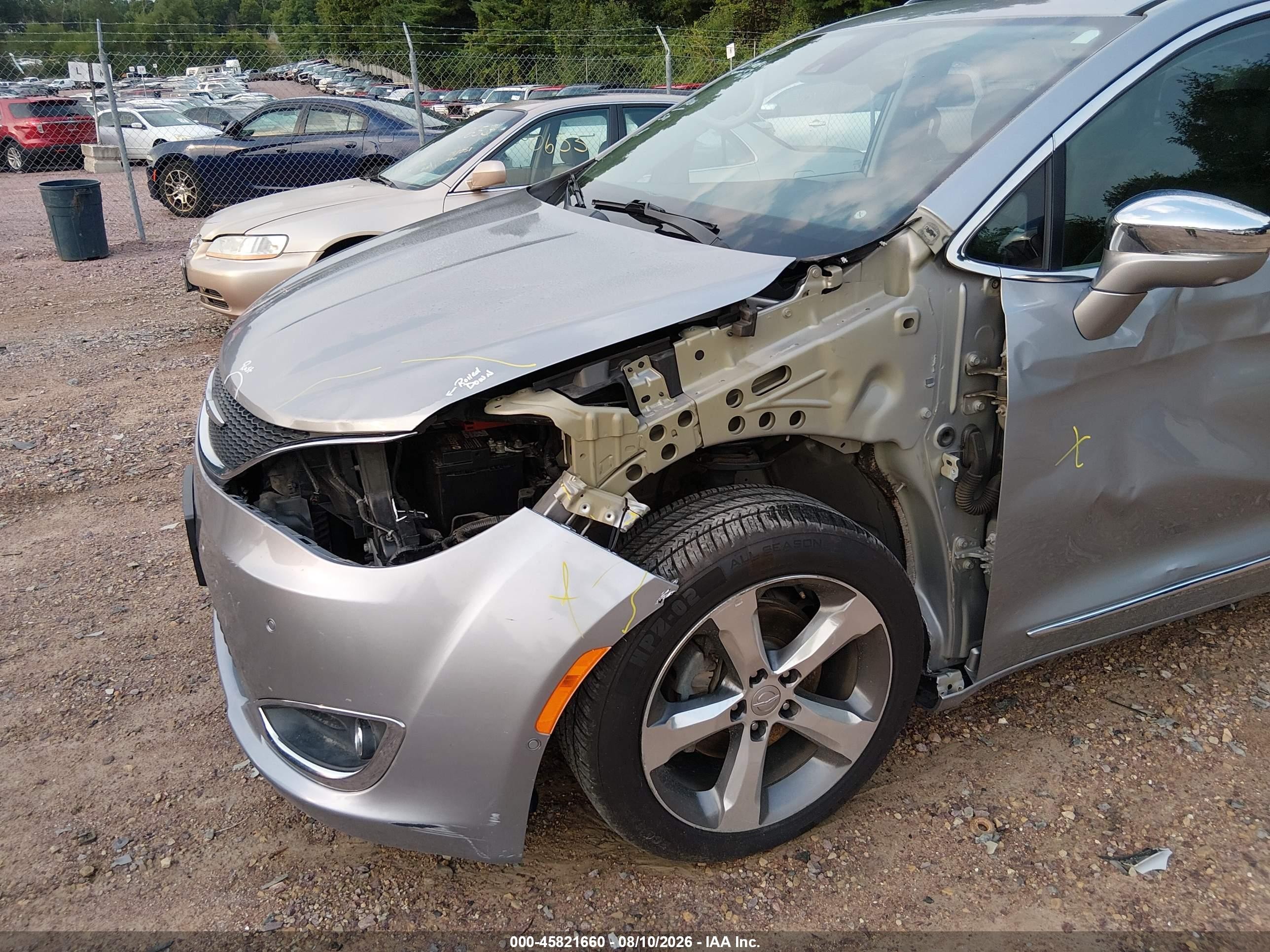 2018 Chrysler Pacifica Limited Silver vin: 2C4RC1GG0JR262003