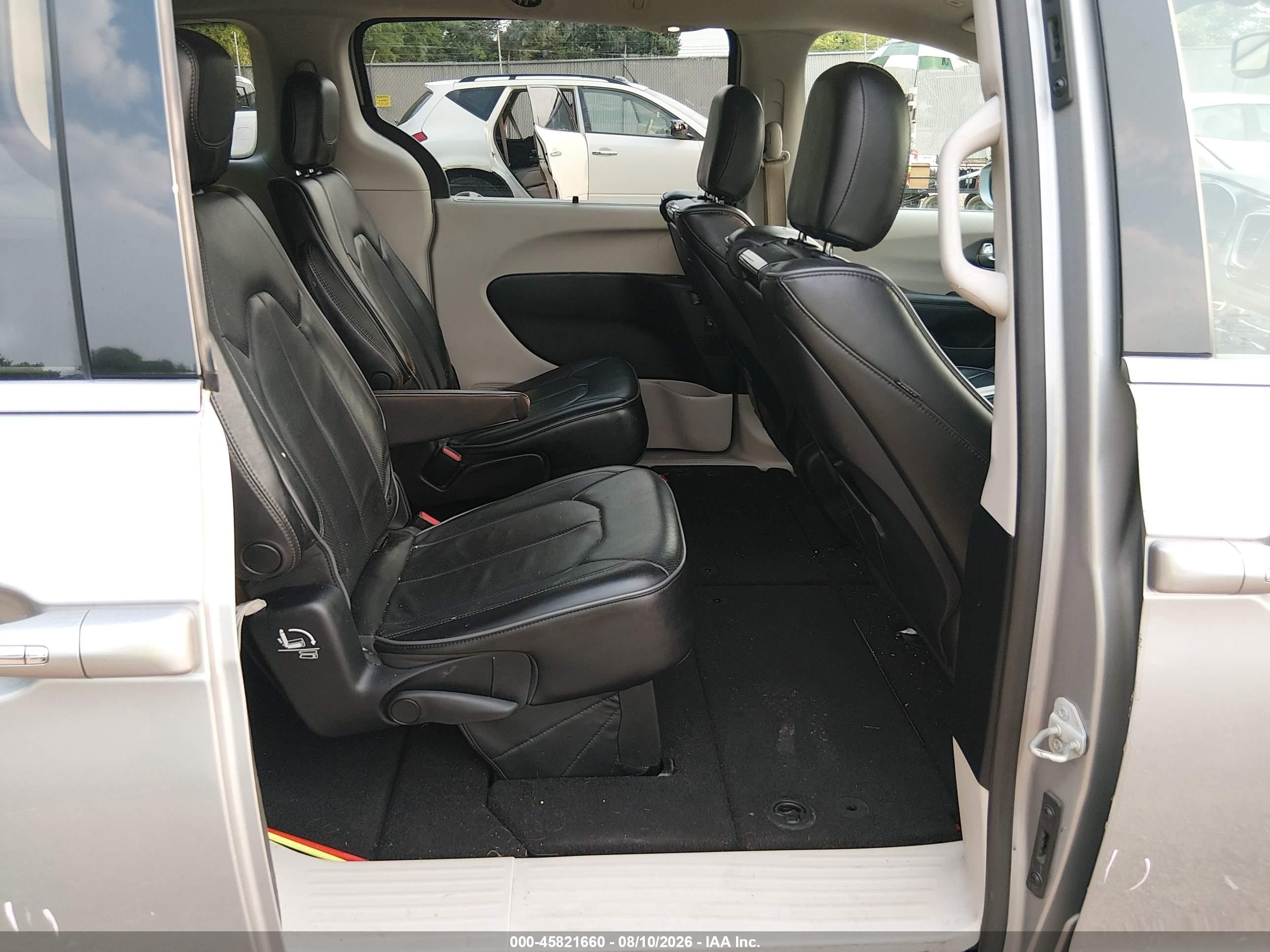 2018 Chrysler Pacifica Limited Silver vin: 2C4RC1GG0JR262003