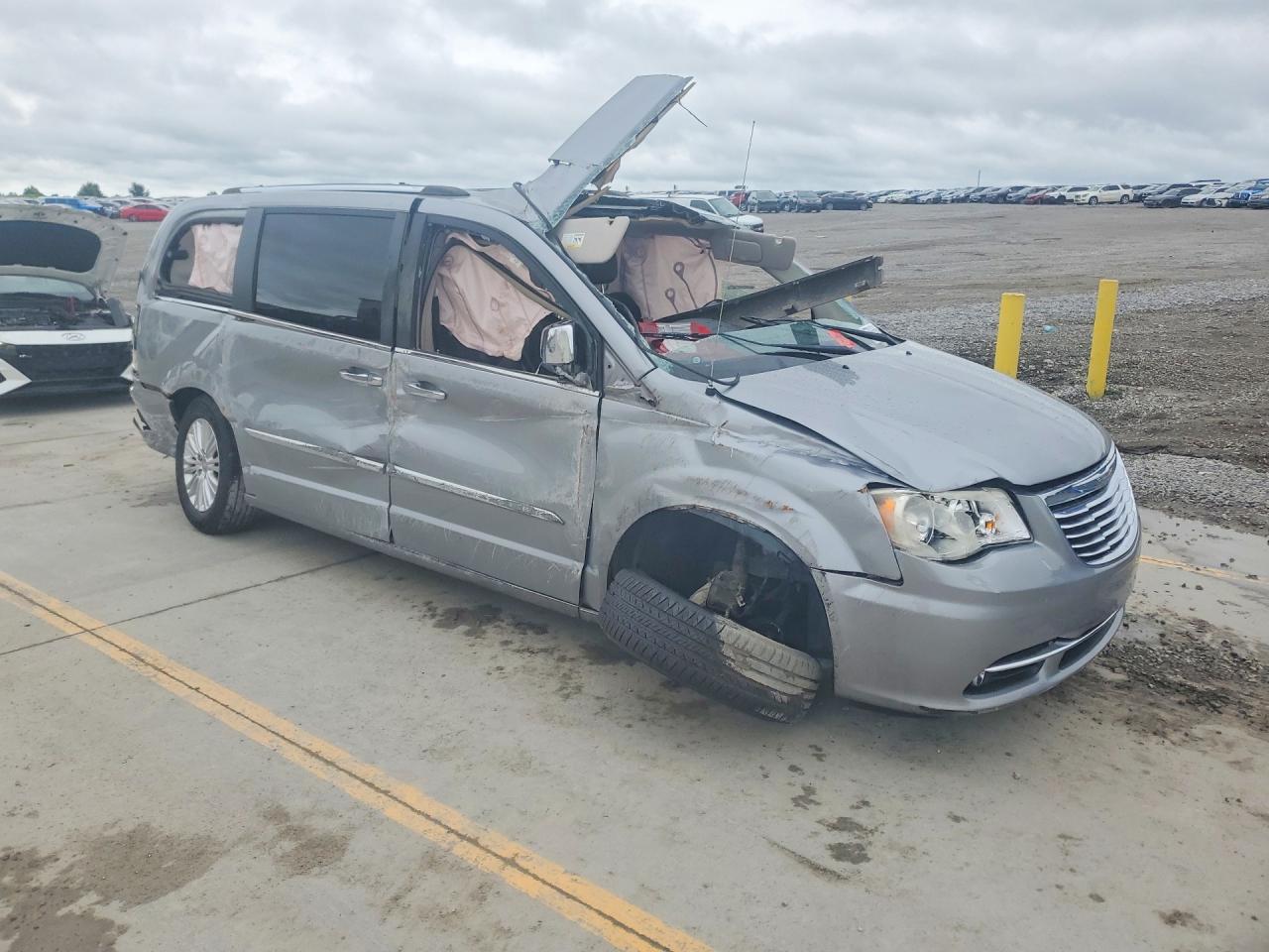 2014 Chrysler Town & Country Limited Silver vin: 2C4RC1GG1ER461812
