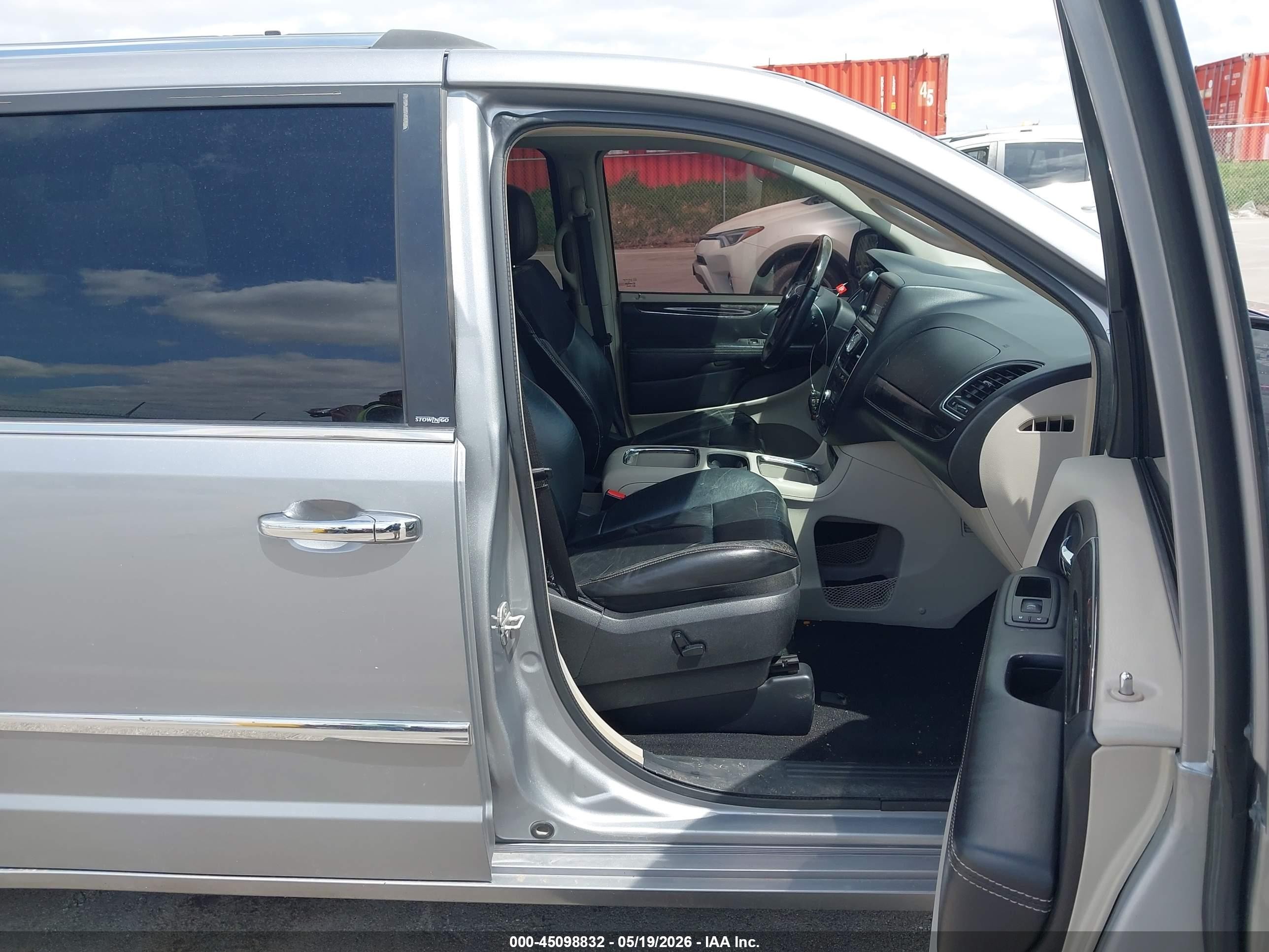 2013 Chrysler Town & Country Limited Silver vin: 2C4RC1GG2DR615975