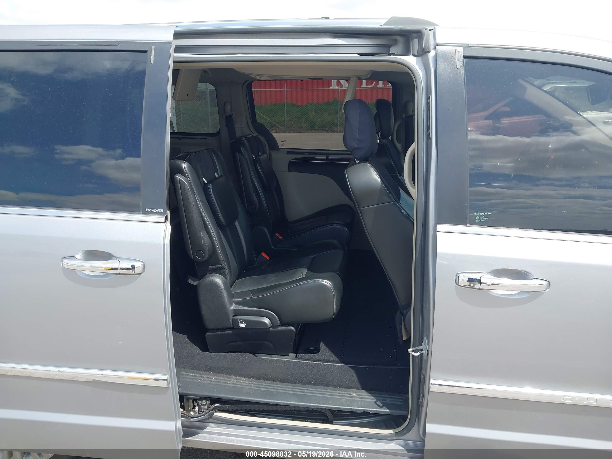 2013 Chrysler Town & Country Limited Silver vin: 2C4RC1GG2DR615975