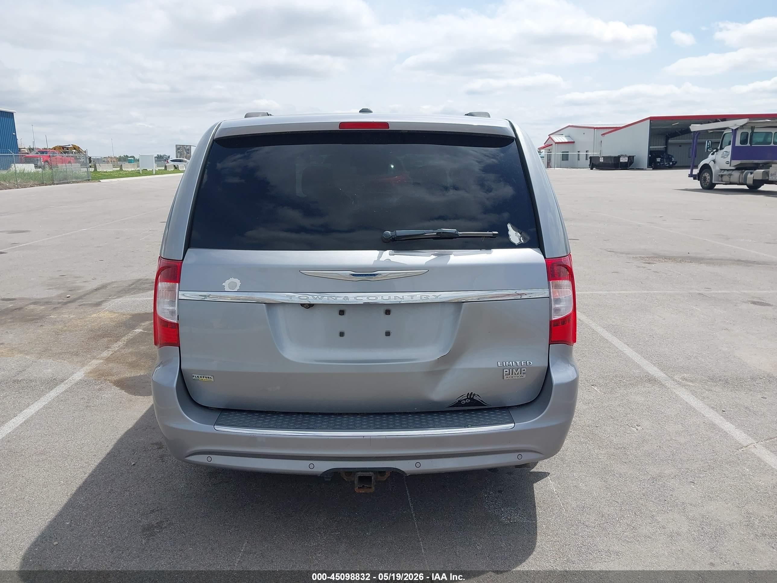 2013 Chrysler Town & Country Limited Silver vin: 2C4RC1GG2DR615975