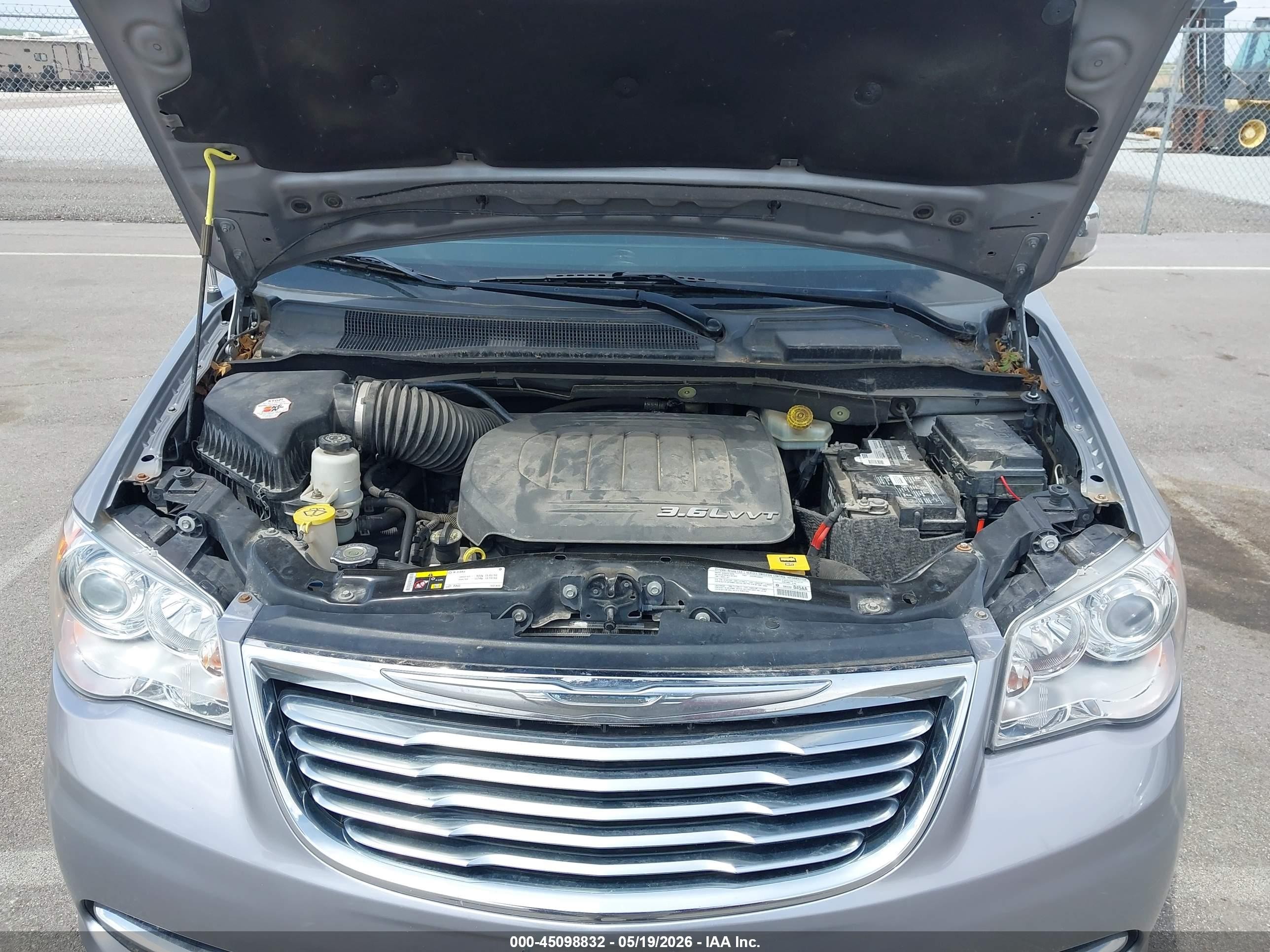 2013 Chrysler Town & Country Limited Silver vin: 2C4RC1GG2DR615975