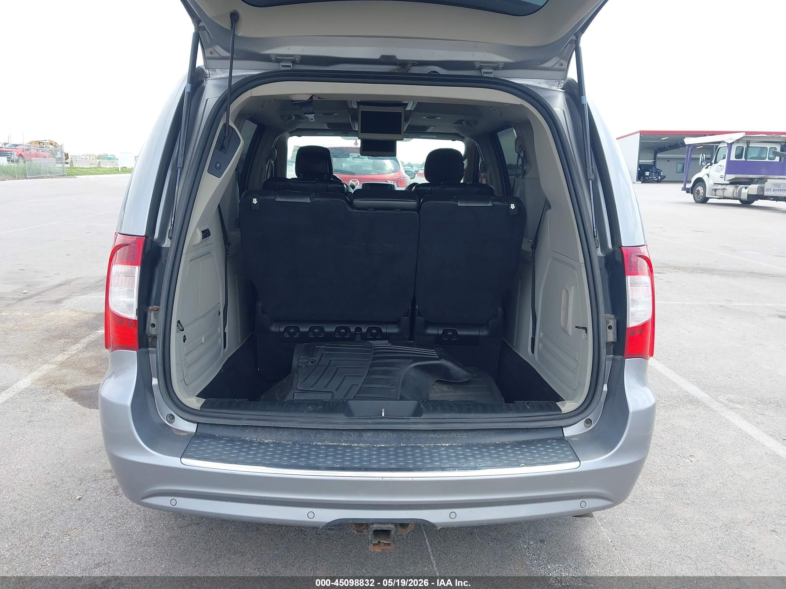 2013 Chrysler Town & Country Limited Silver vin: 2C4RC1GG2DR615975