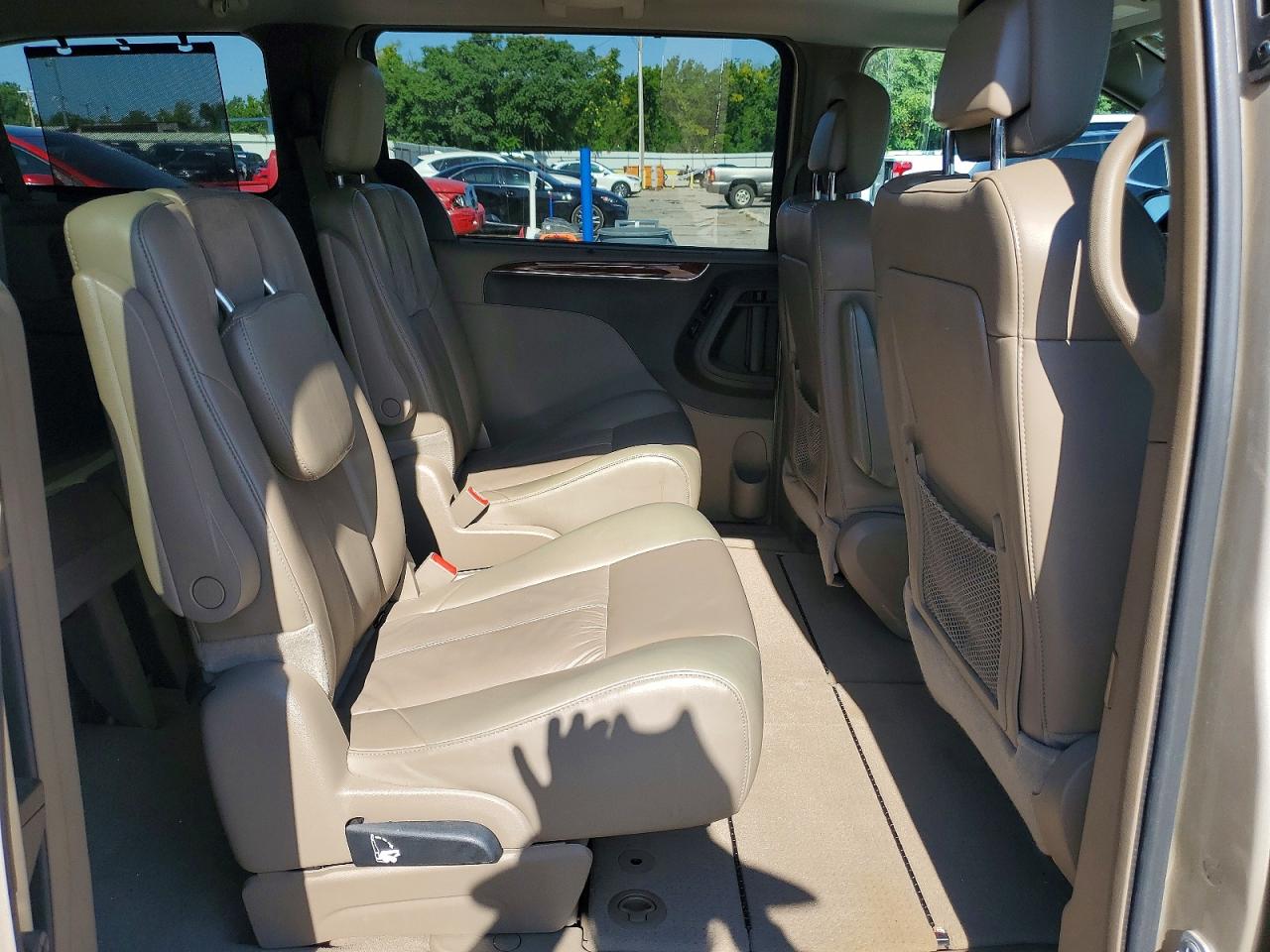 2013 Chrysler Town & Country Limited Beige vin: 2C4RC1GG2DR664948