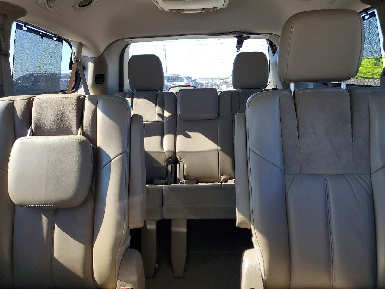 2013 Chrysler Town & Country Limited Beige vin: 2C4RC1GG2DR664948