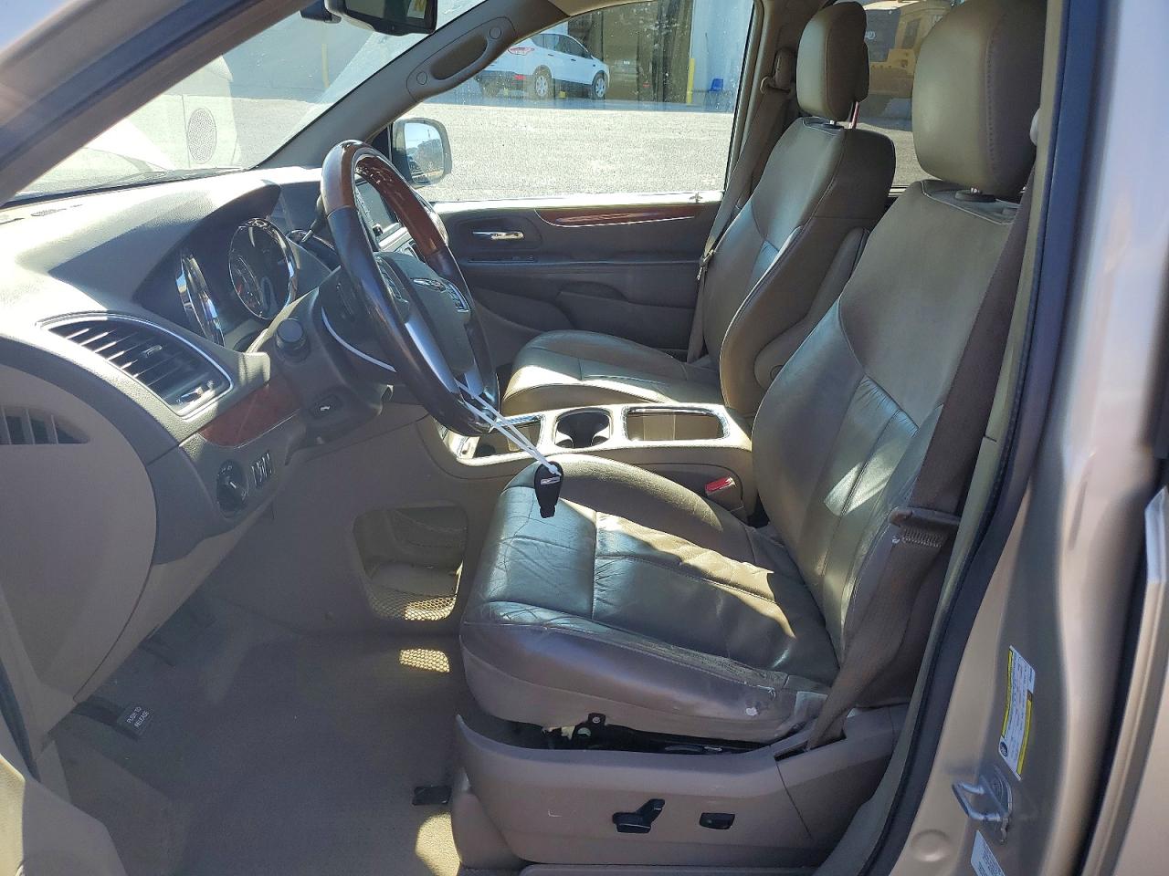 2013 Chrysler Town & Country Limited Beige vin: 2C4RC1GG2DR664948