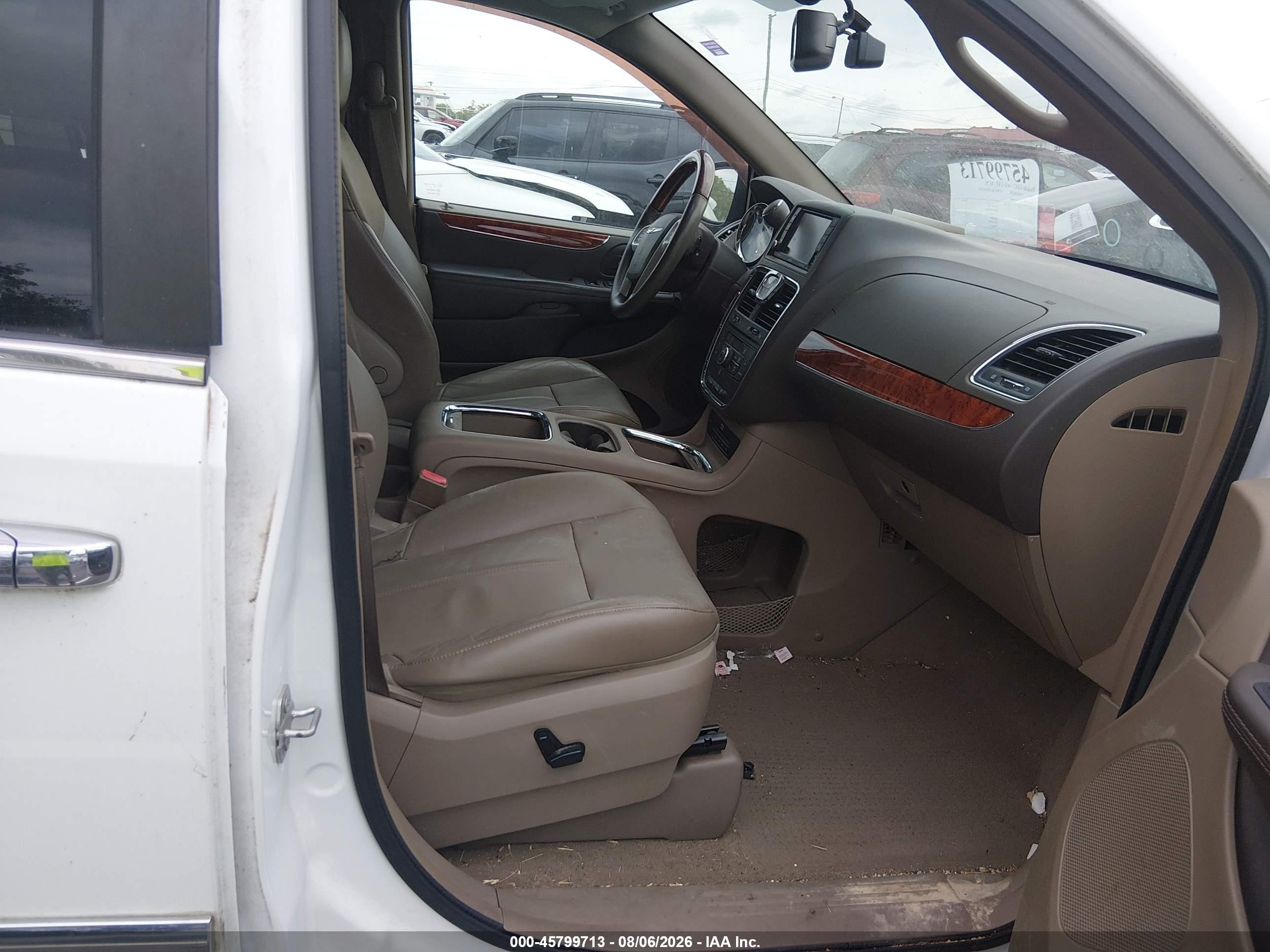 2015 Chrysler Town & Country Limited Platinum White vin: 2C4RC1GG2FR740669