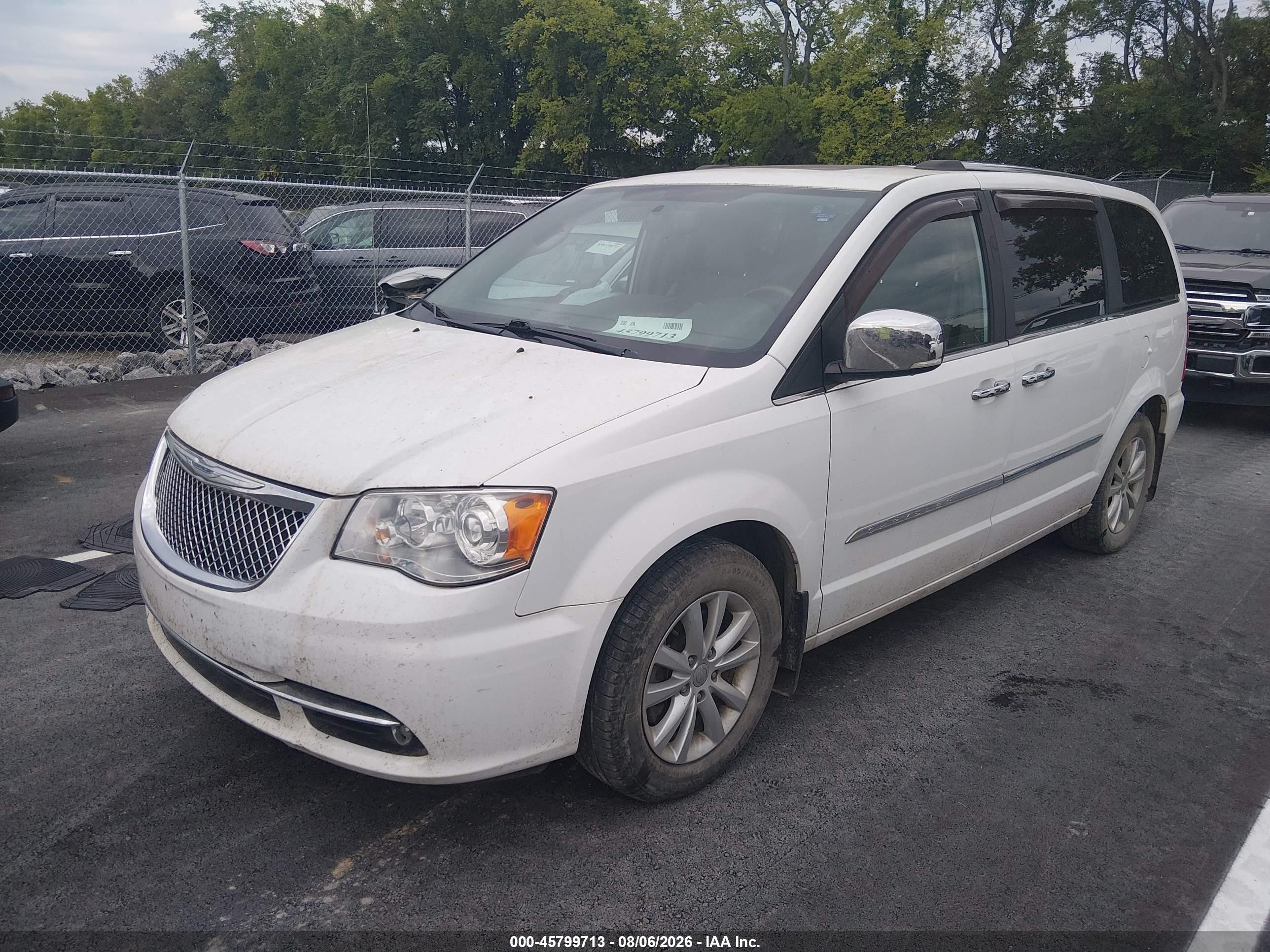2015 Chrysler Town & Country Limited Platinum White vin: 2C4RC1GG2FR740669