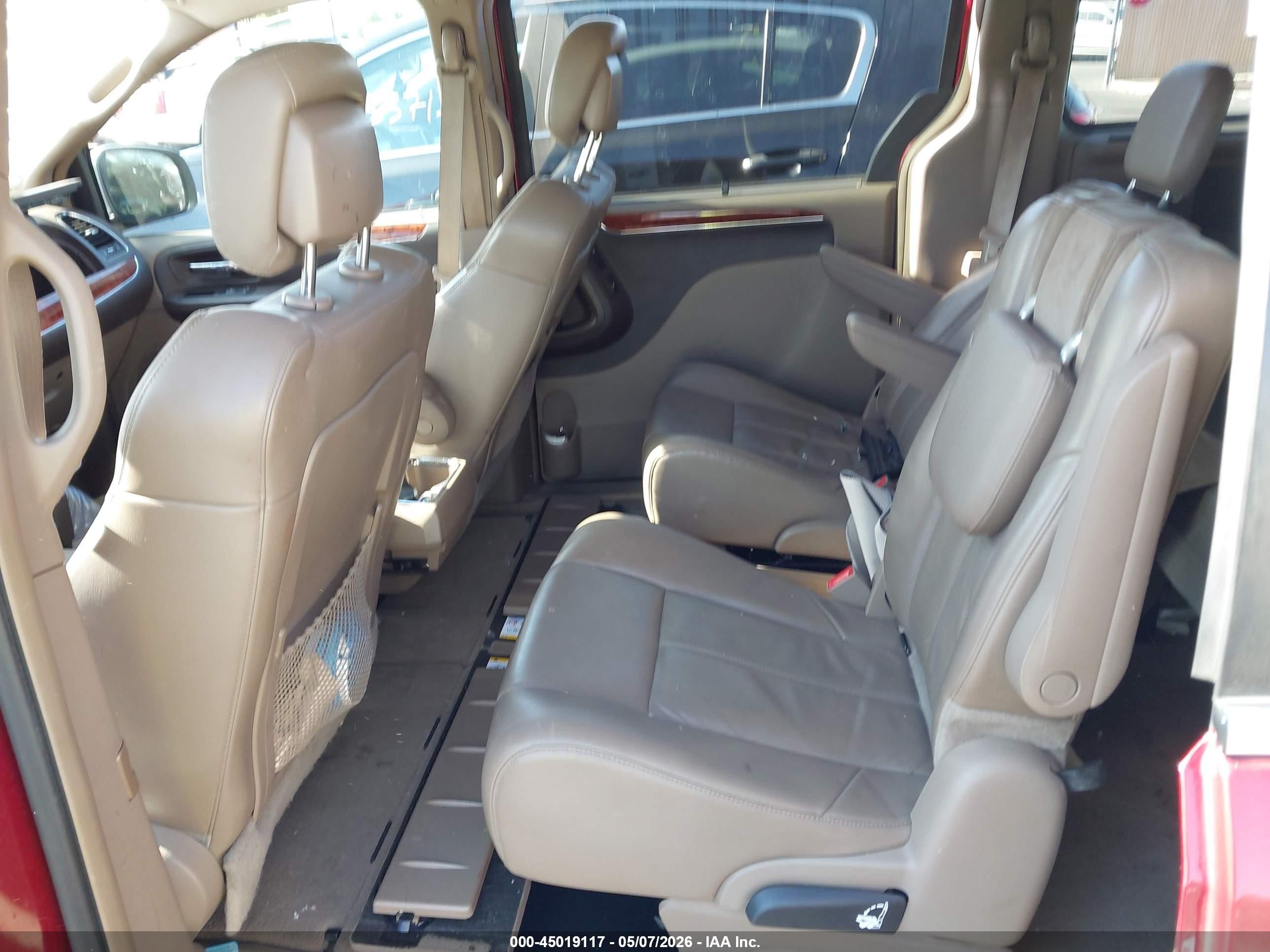 2016 Chrysler Town & Country Limited Platinum Red vin: 2C4RC1GG2GR135388
