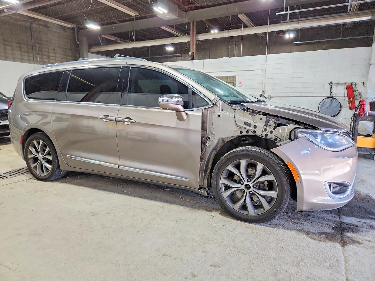 2017 Chrysler Pacifica Limited Tan vin: 2C4RC1GG2HR727536