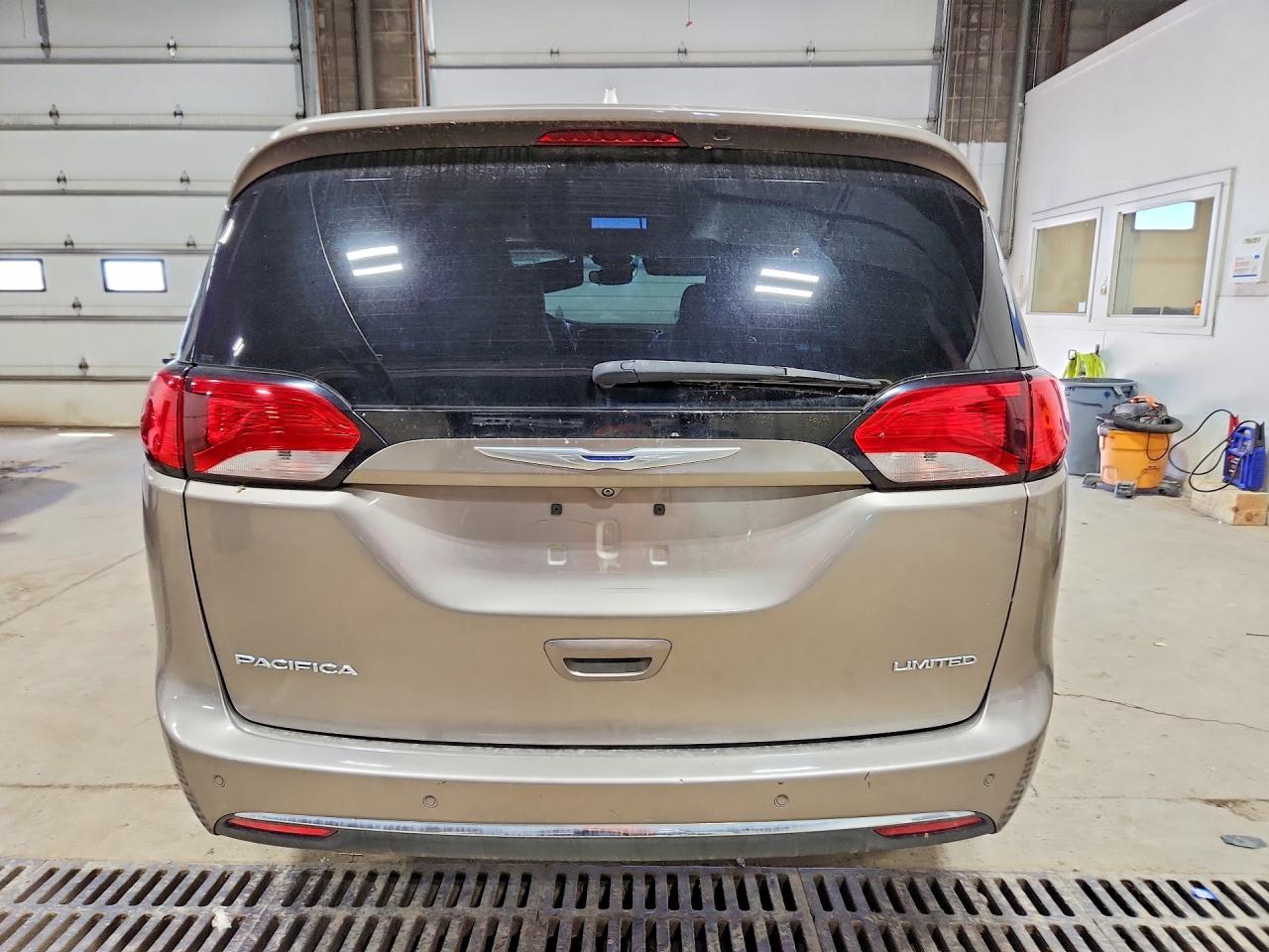 2017 Chrysler Pacifica Limited Tan vin: 2C4RC1GG2HR727536