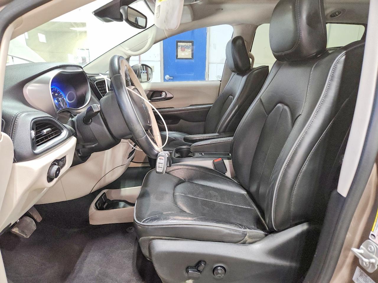 2017 Chrysler Pacifica Limited Tan vin: 2C4RC1GG2HR727536