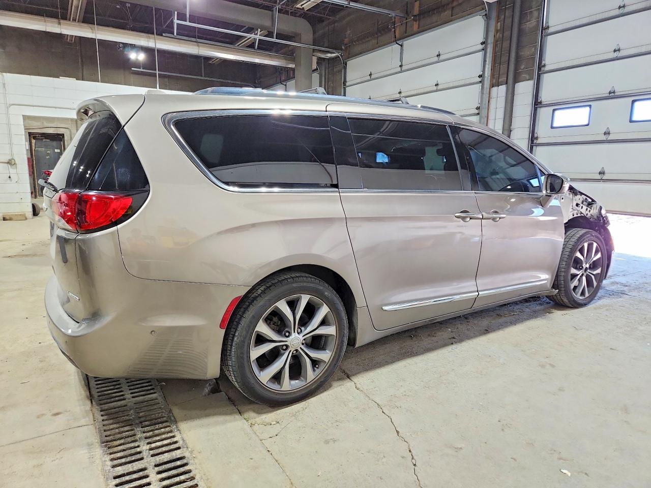 2017 Chrysler Pacifica Limited Tan vin: 2C4RC1GG2HR727536
