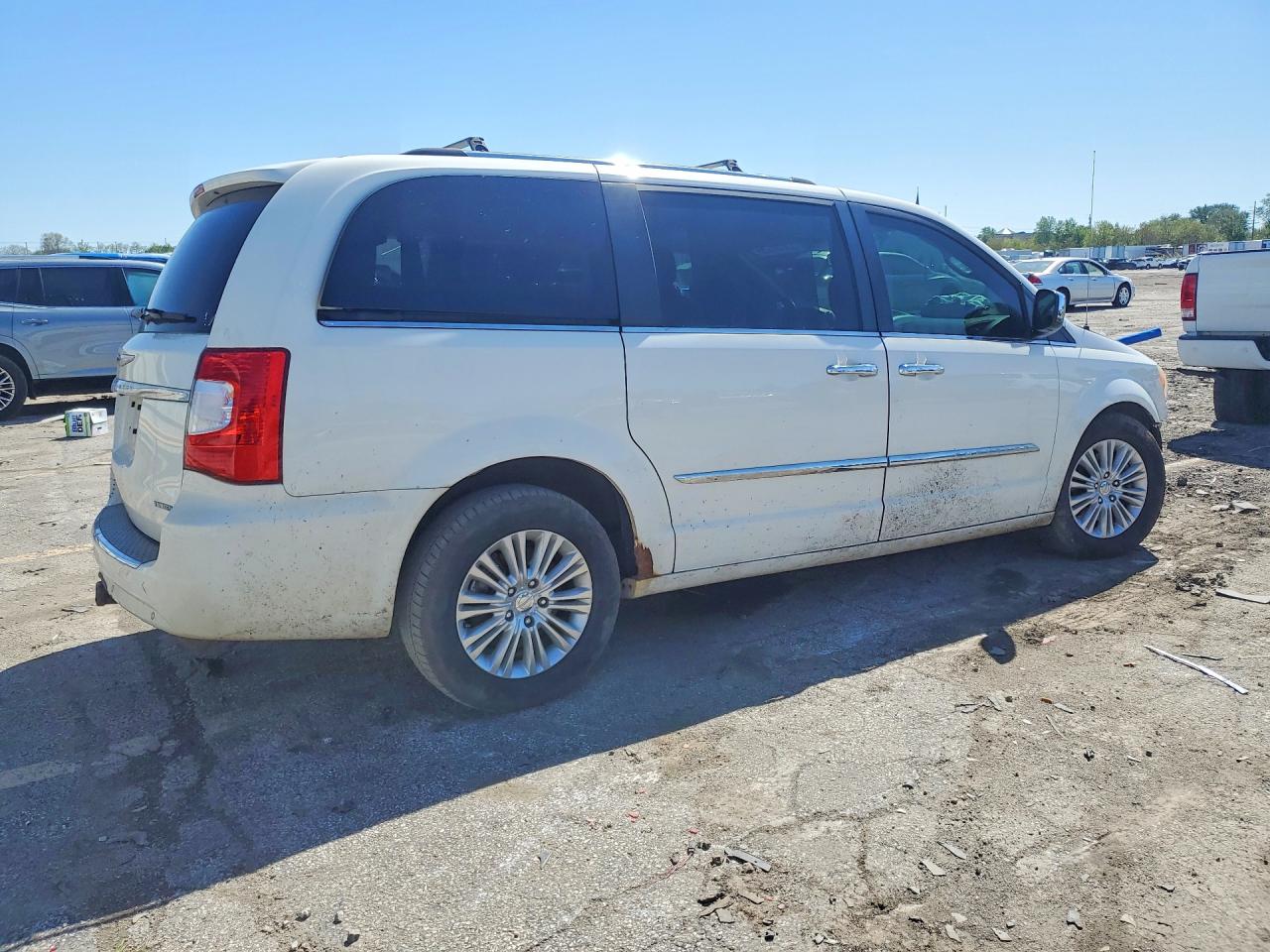 2012 Chrysler Town & Country Limited White vin: 2C4RC1GG3CR368352