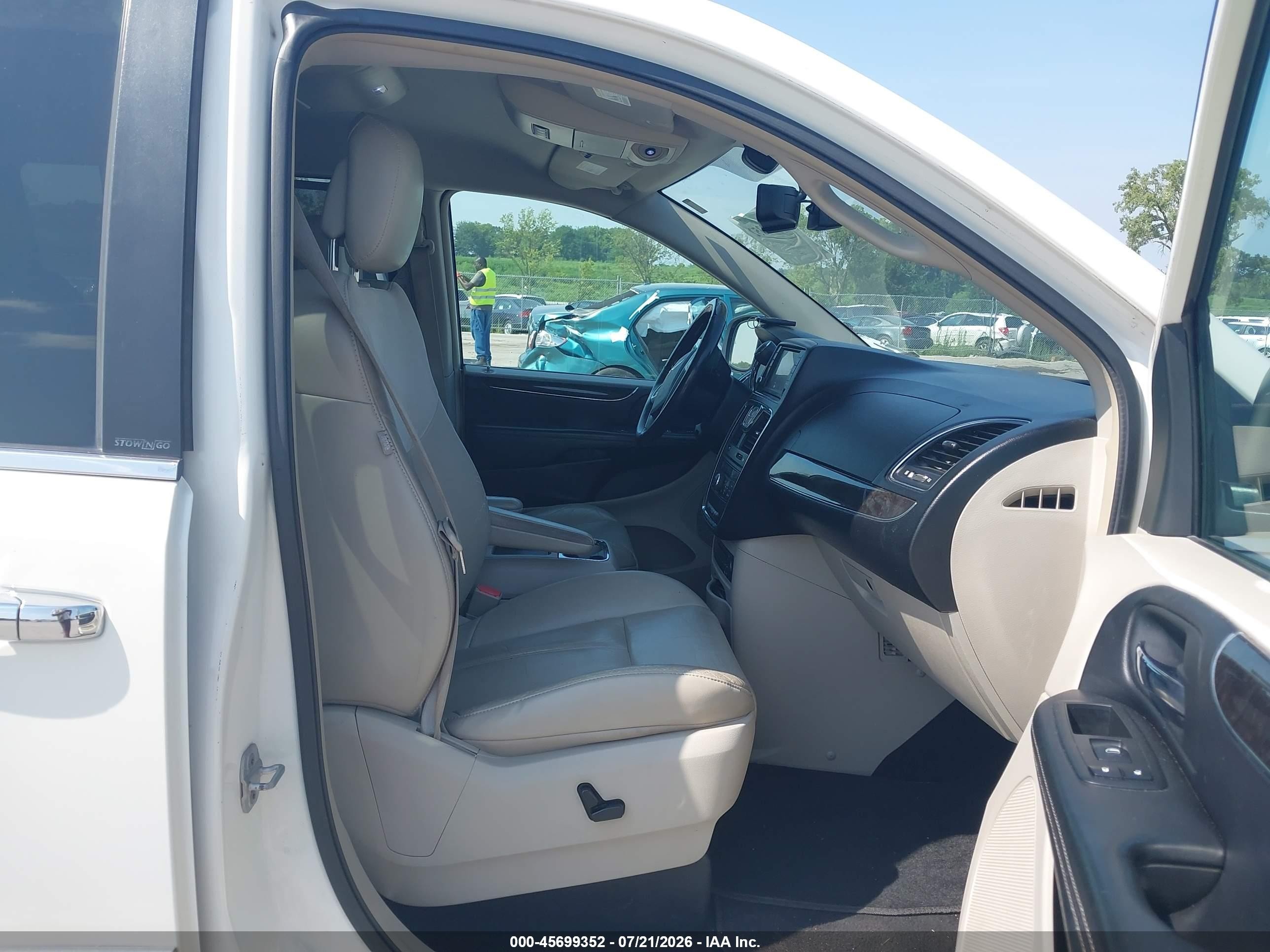 2012 Chrysler Town & Country Limited White vin: 2C4RC1GG4CR175448