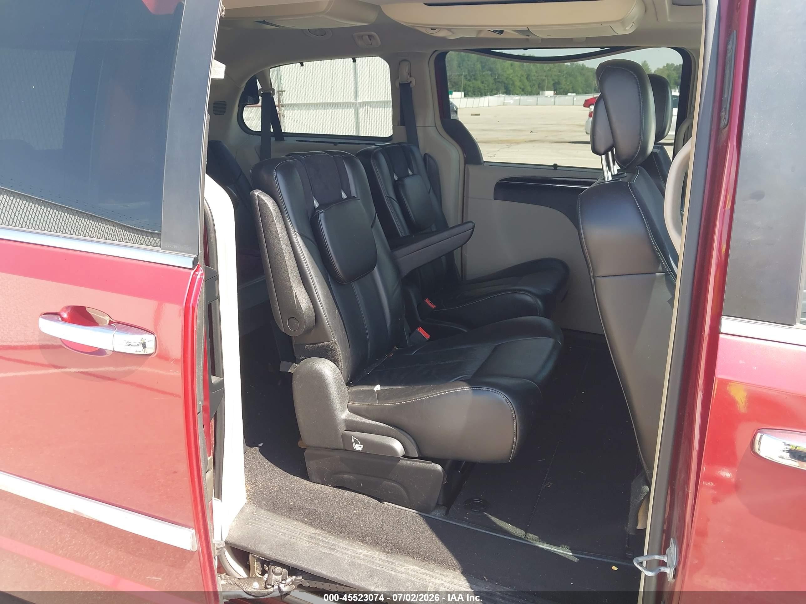 2012 Chrysler Town & Country Limited Red vin: 2C4RC1GG4CR382650