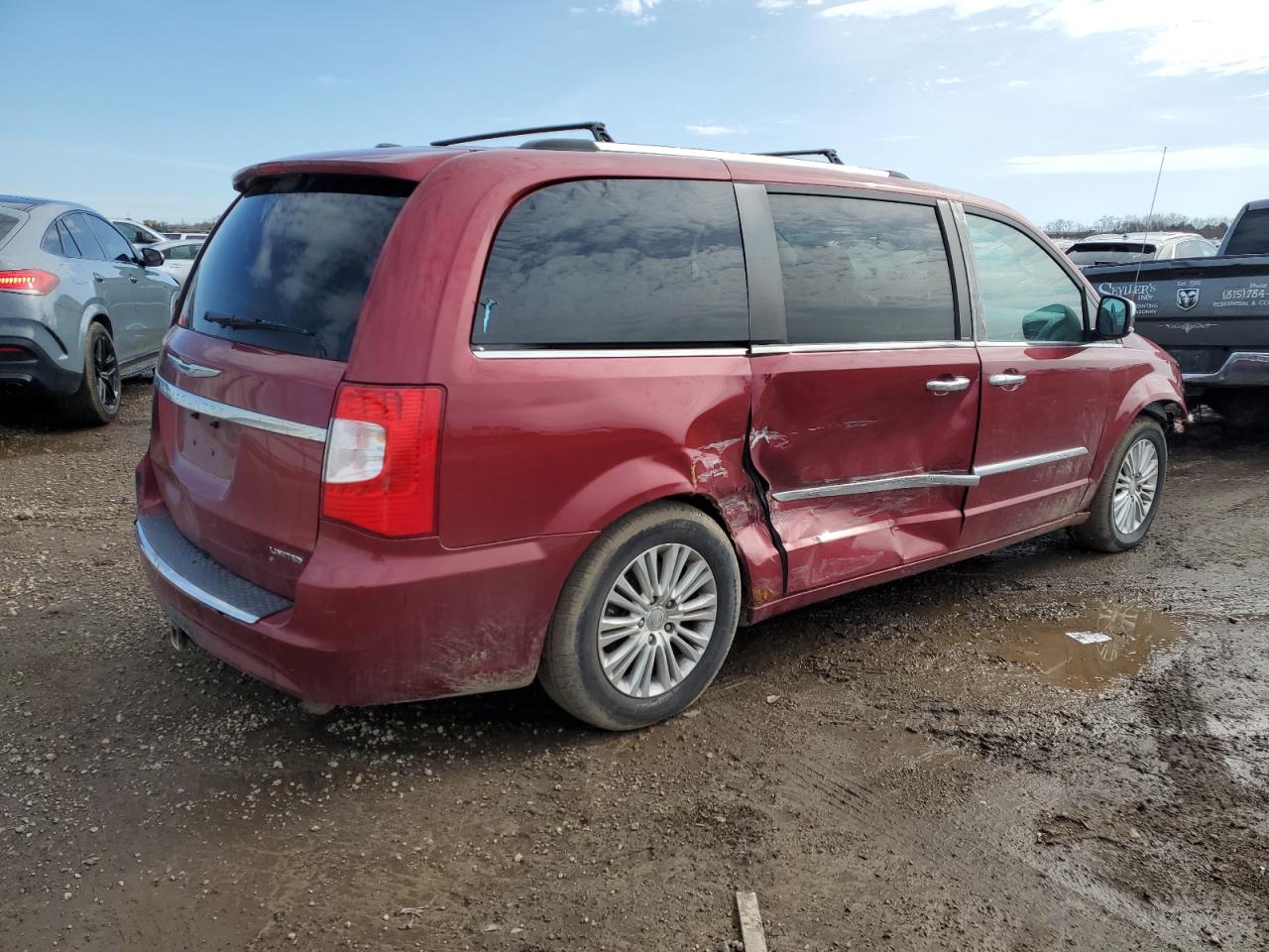 2013 Chrysler Town & Country Limited Red vin: 2C4RC1GG4DR757602