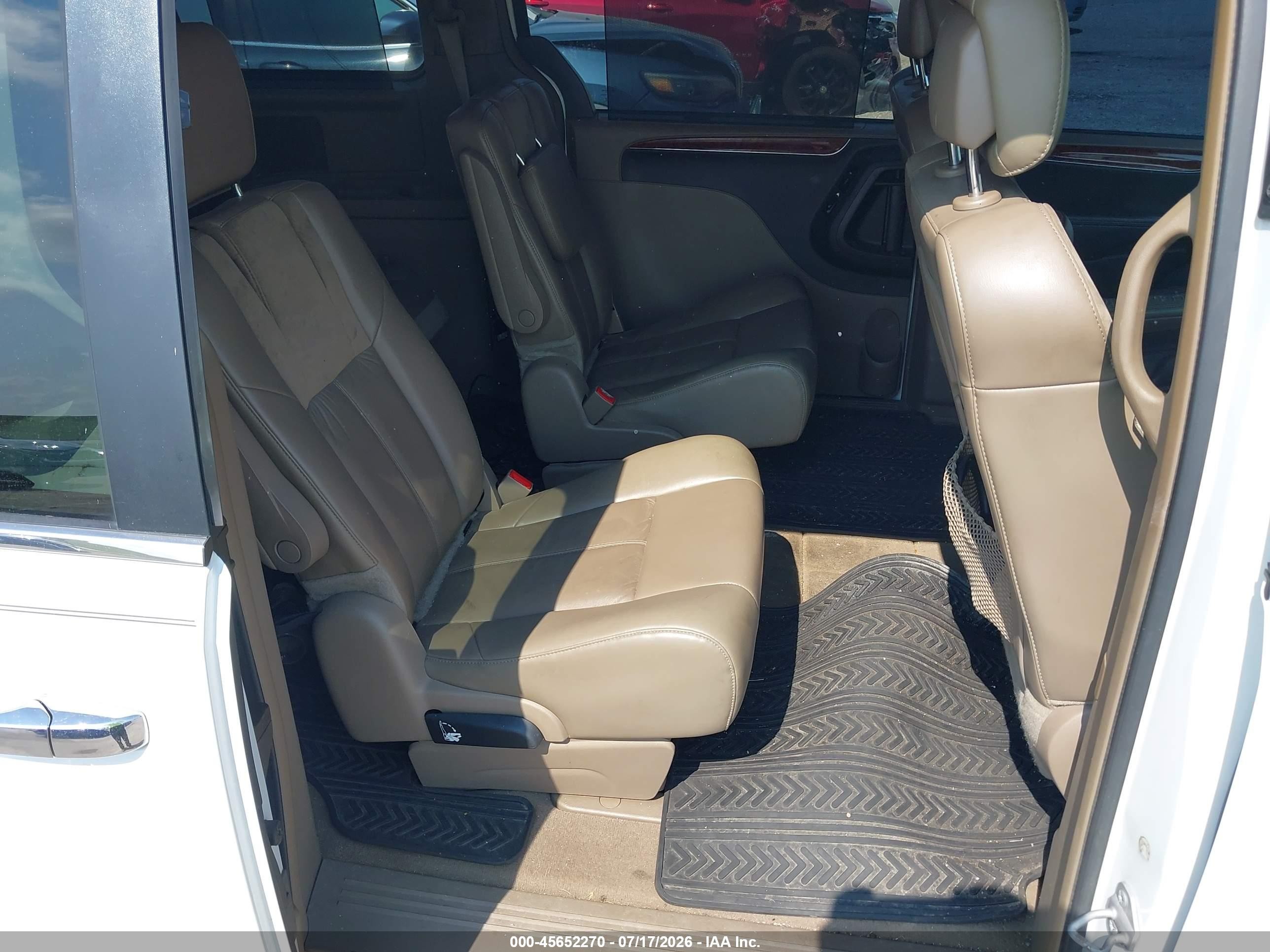 2014 Chrysler Town & Country Limited White vin: 2C4RC1GG4ER467233