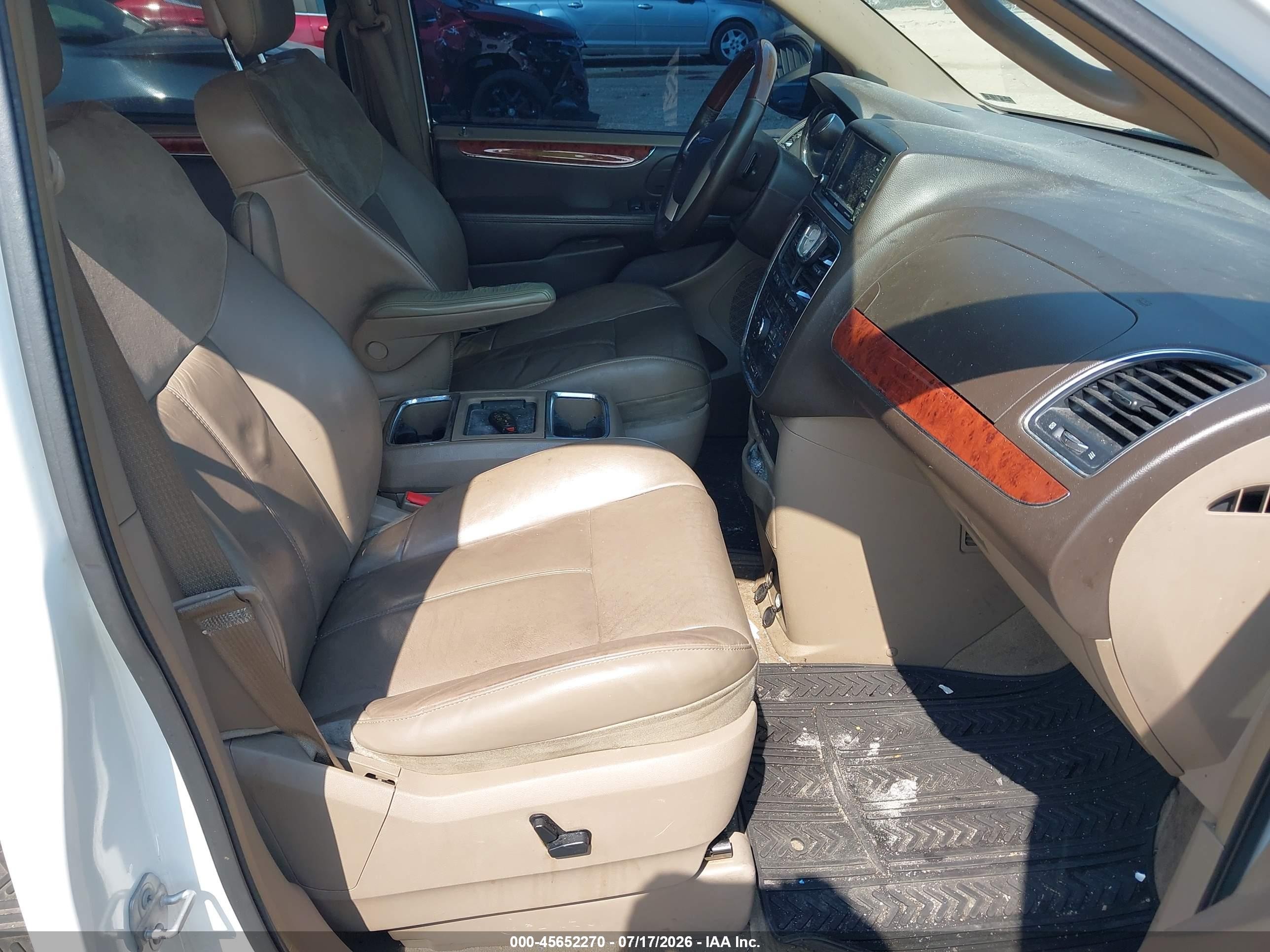 2014 Chrysler Town & Country Limited White vin: 2C4RC1GG4ER467233