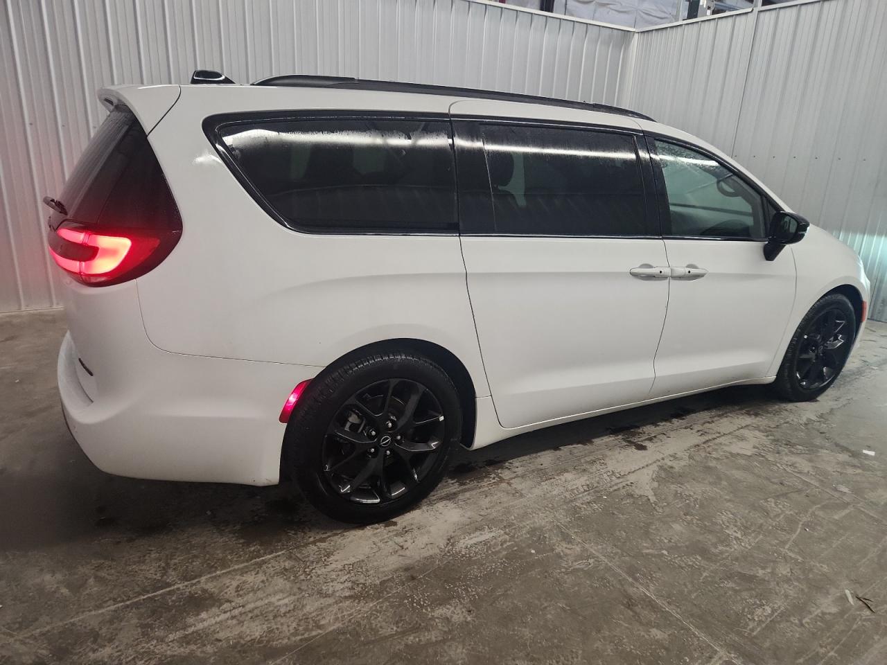 2025 Chrysler Pacifica Limited   White vin: 2C4RC1GG4SR550995