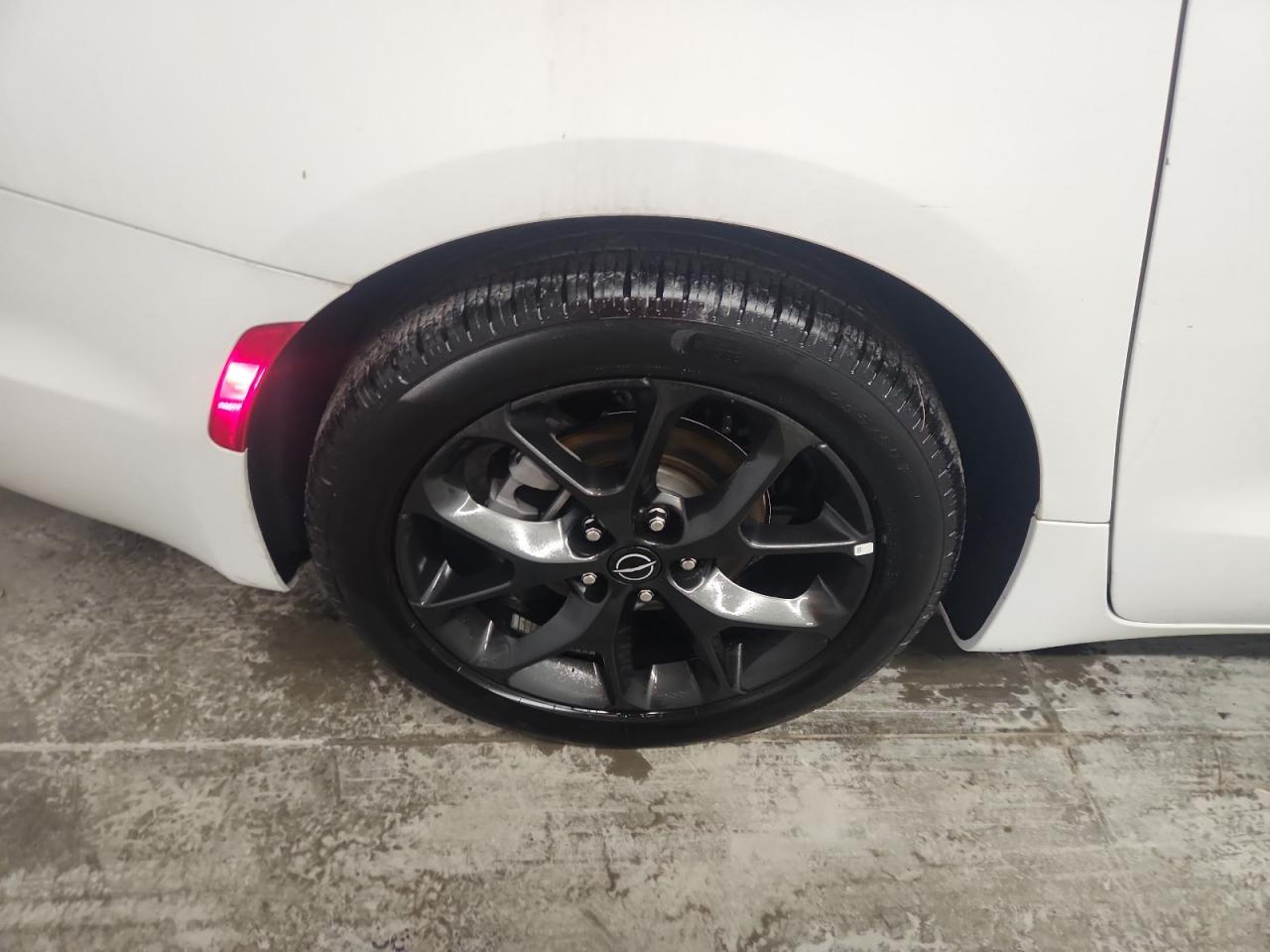 2025 Chrysler Pacifica Limited   White vin: 2C4RC1GG4SR550995 Damage: Right Rear Wheel, Chipped, 2
