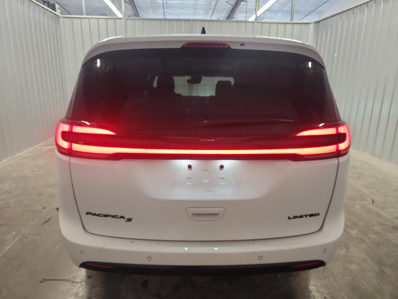 2025 Chrysler Pacifica Limited   White vin: 2C4RC1GG4SR550995