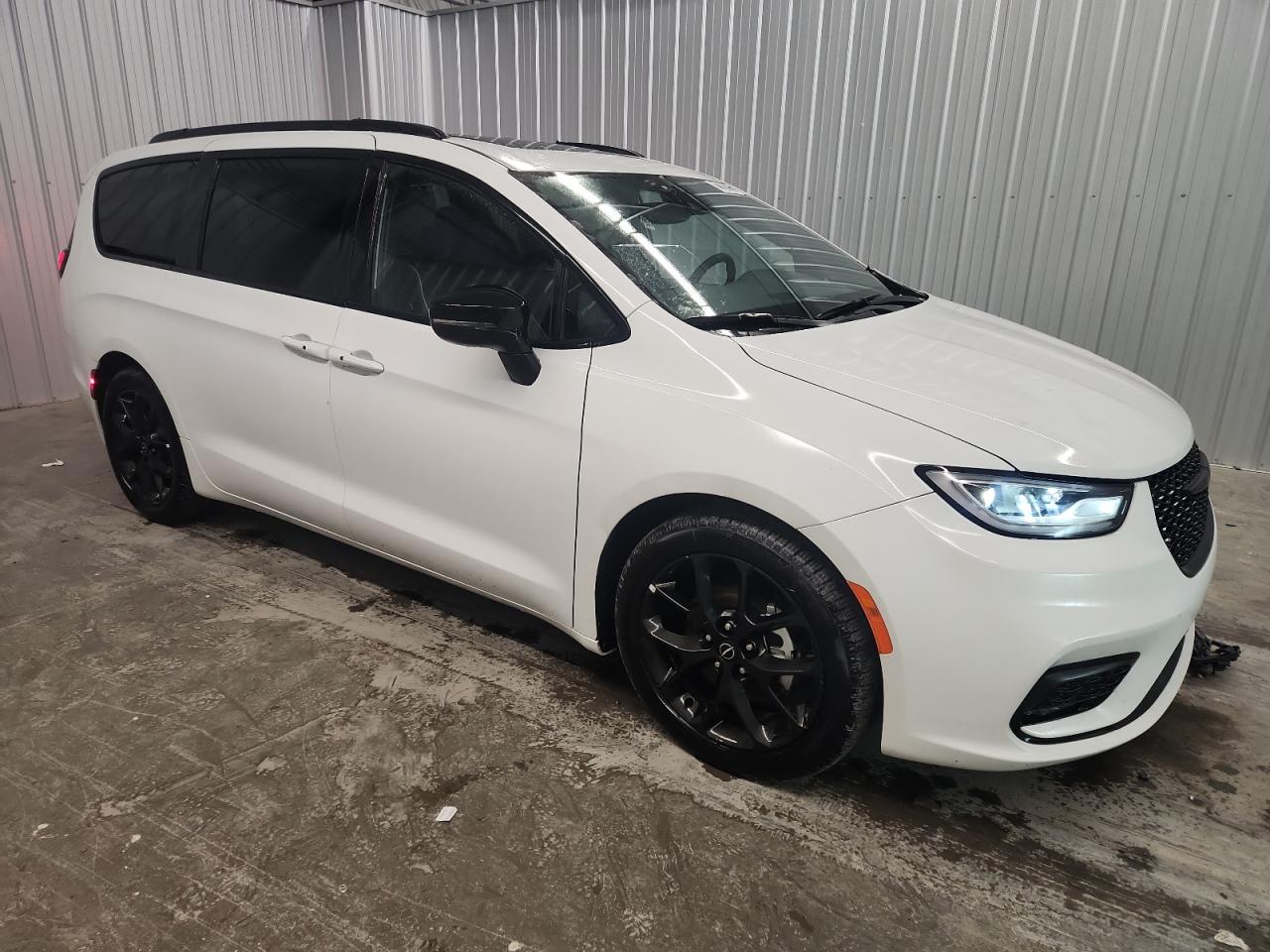 2025 Chrysler Pacifica Limited   White vin: 2C4RC1GG4SR550995 Damage: Right Front Fender, Chipped, 1
