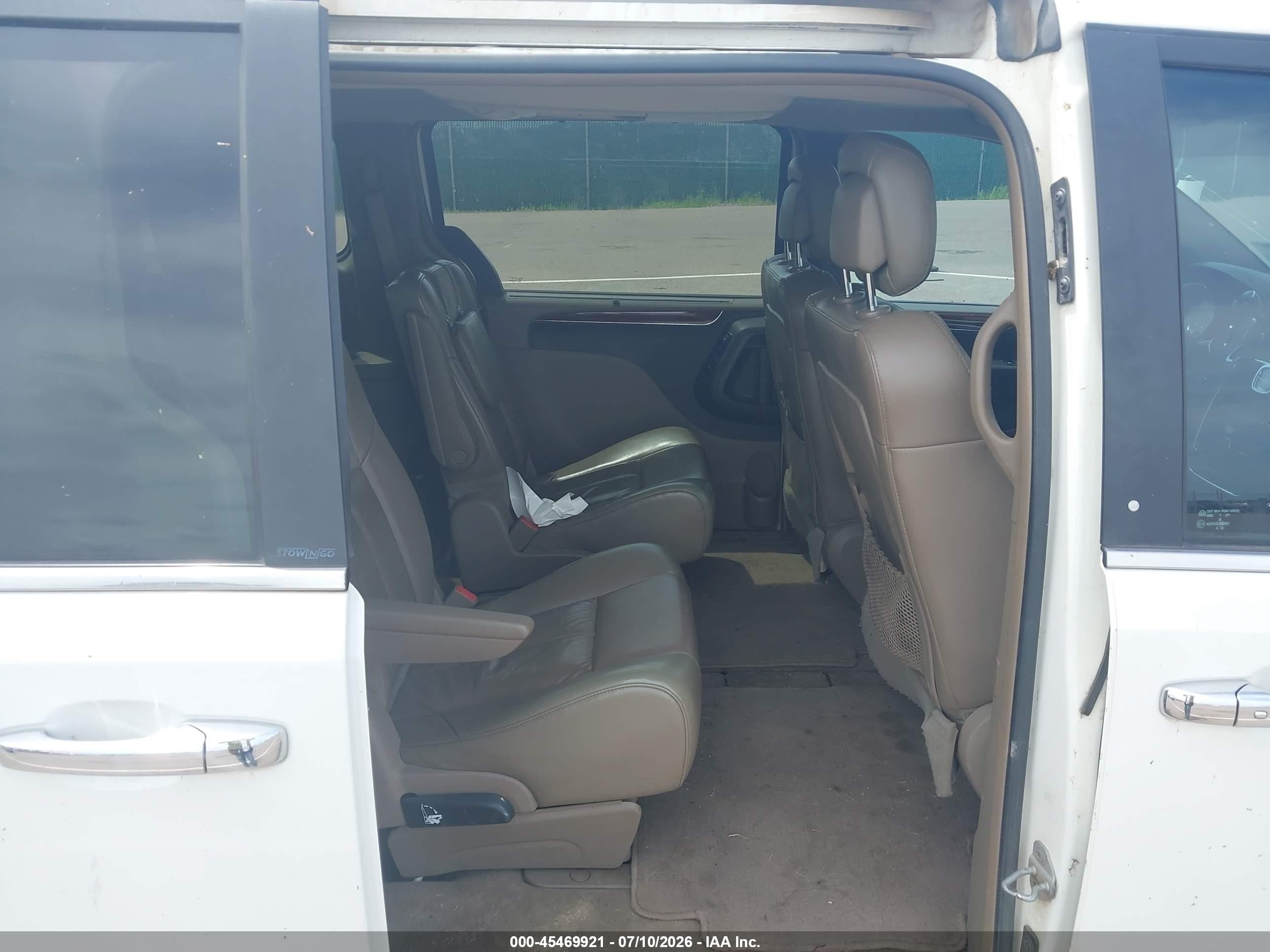 2012 Chrysler Town & Country Limited White vin: 2C4RC1GG6CR245483