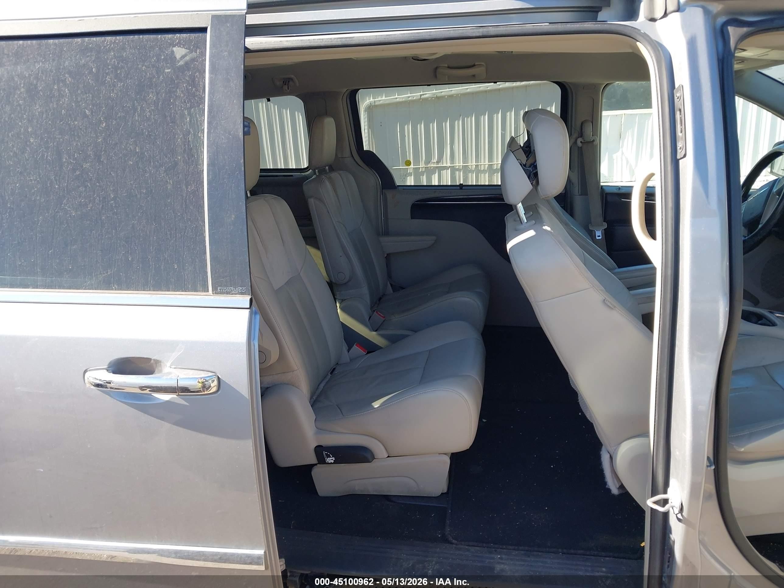 2013 Chrysler Town & Country Limited Silver vin: 2C4RC1GG6DR819548
