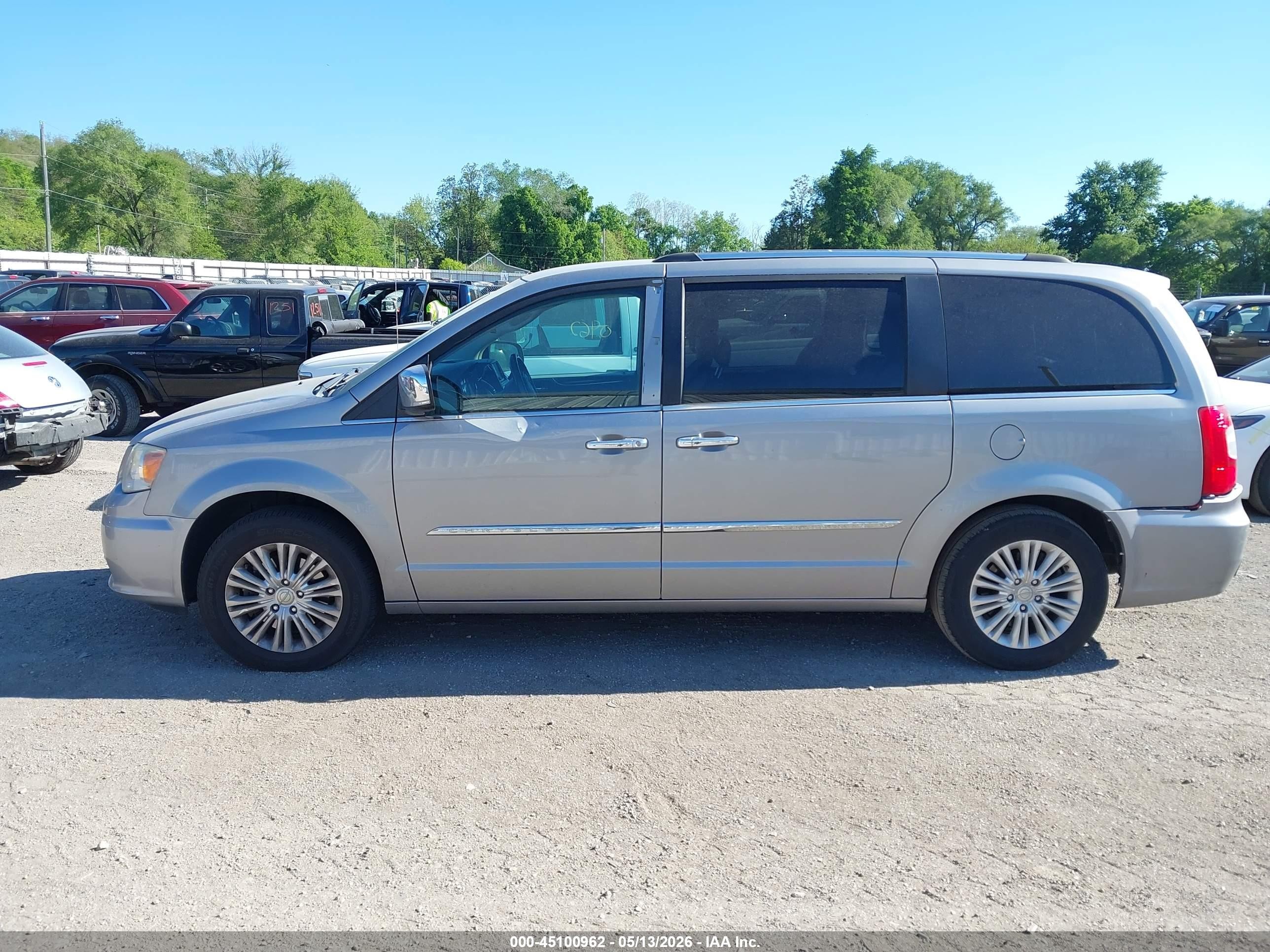 2013 Chrysler Town & Country Limited Silver vin: 2C4RC1GG6DR819548