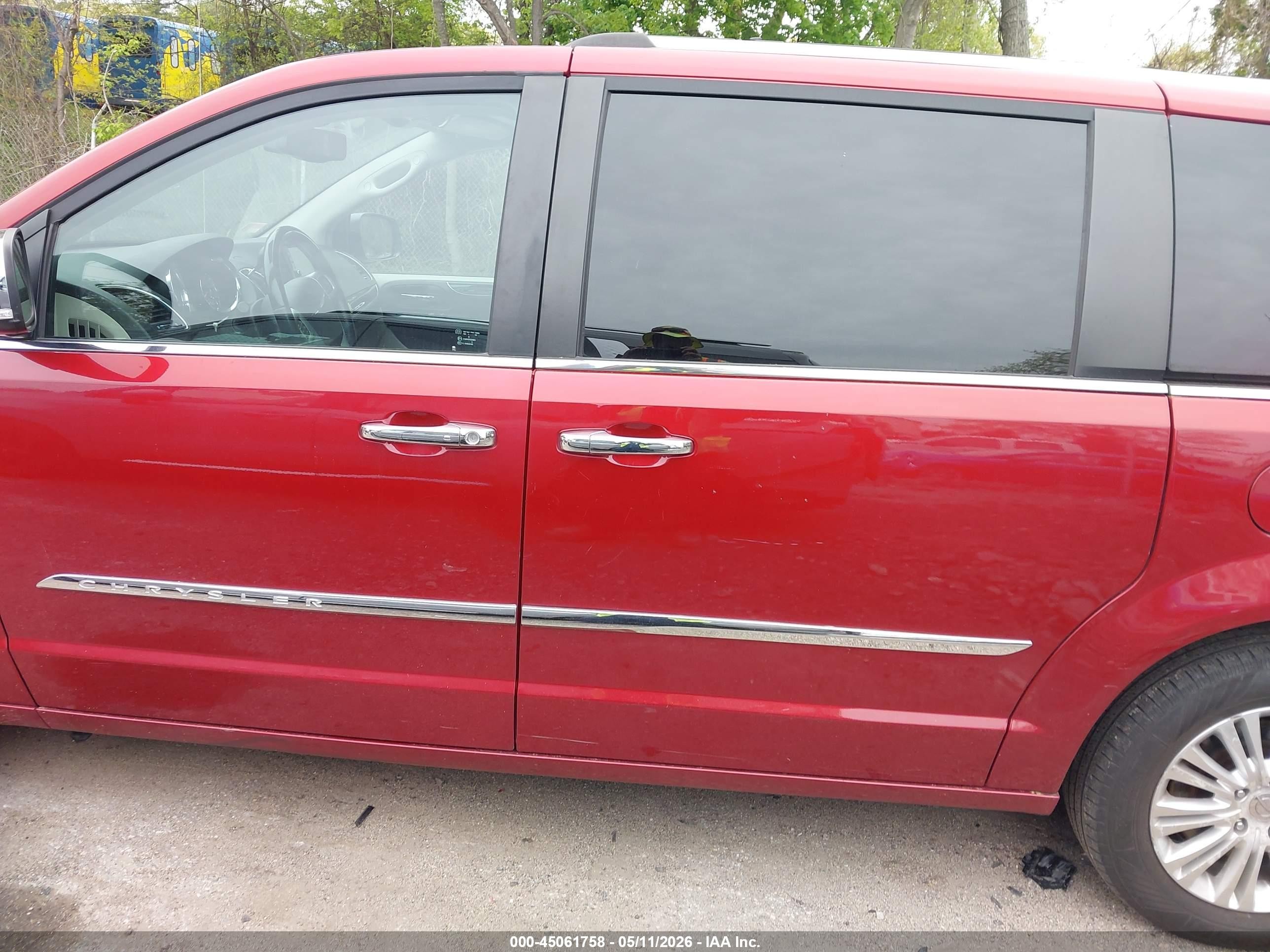 2015 Chrysler Town & Country Limited Platinum Red vin: 2C4RC1GG7FR506124