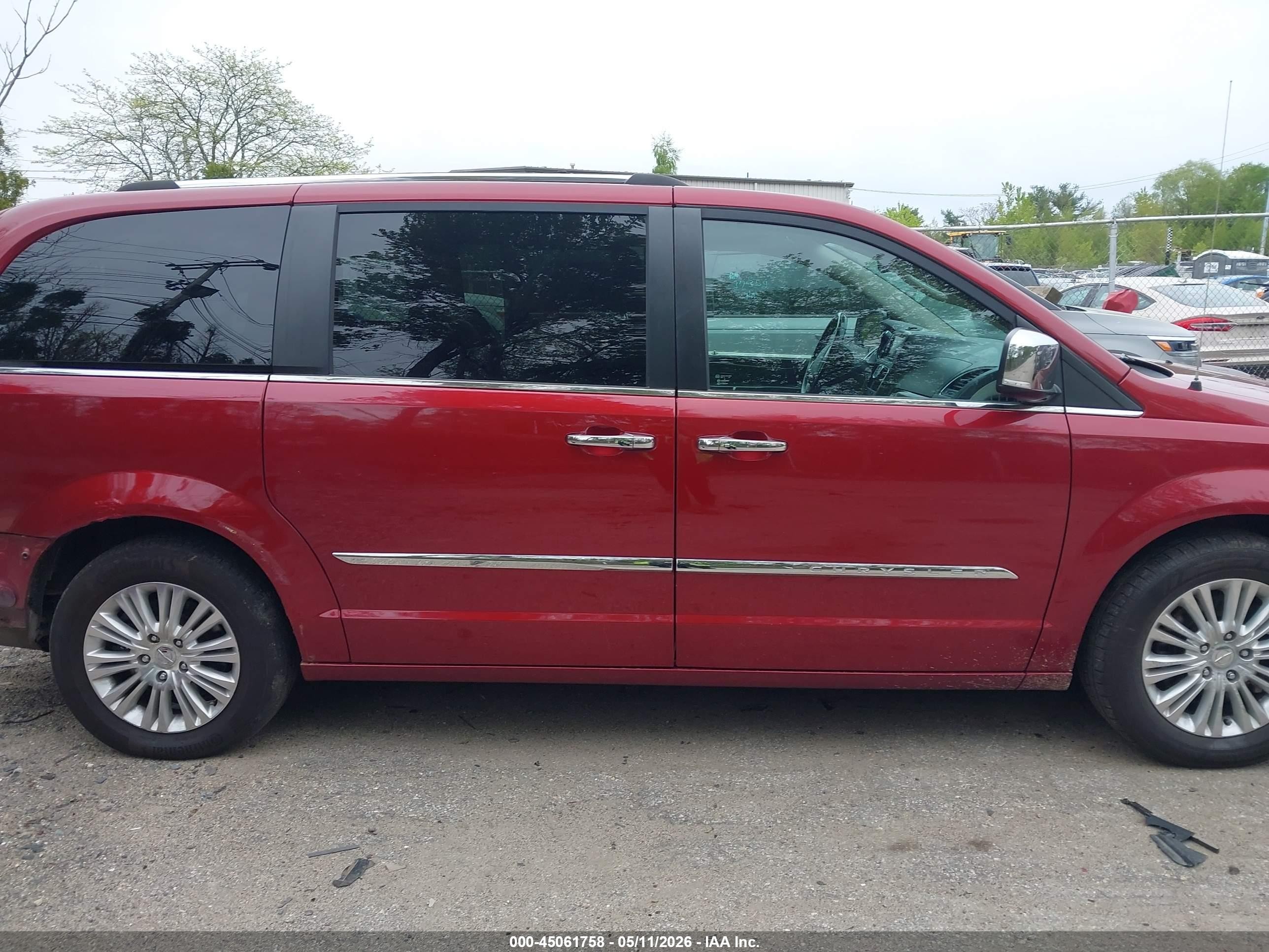 2015 Chrysler Town & Country Limited Platinum Red vin: 2C4RC1GG7FR506124